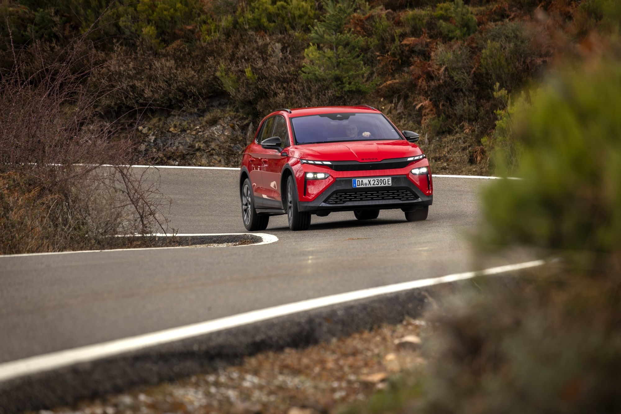 Skoda Elroq en movimiento en una carretera de montaña.