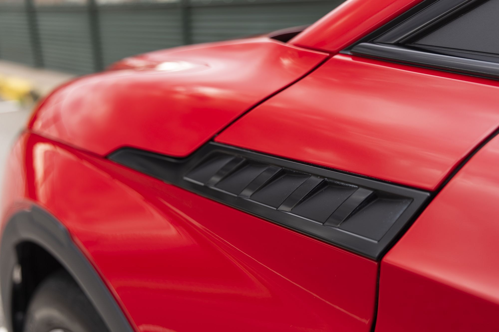 Skoda Elroq avanzando por una carretera neblinosa, enfatizando su diseño robusto.