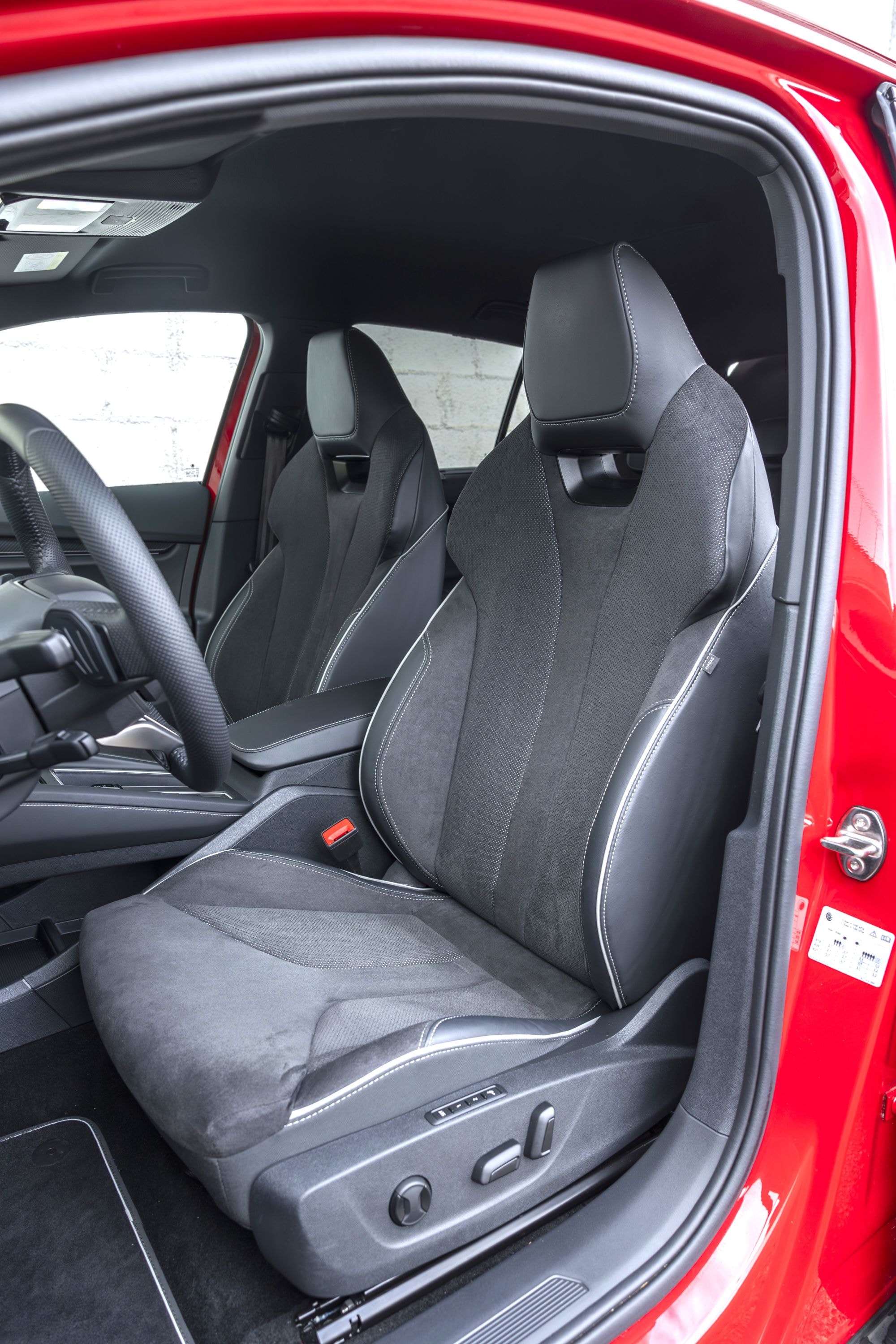 Parkeado, mostrando líneas elegantes y diseño contemporáneo.