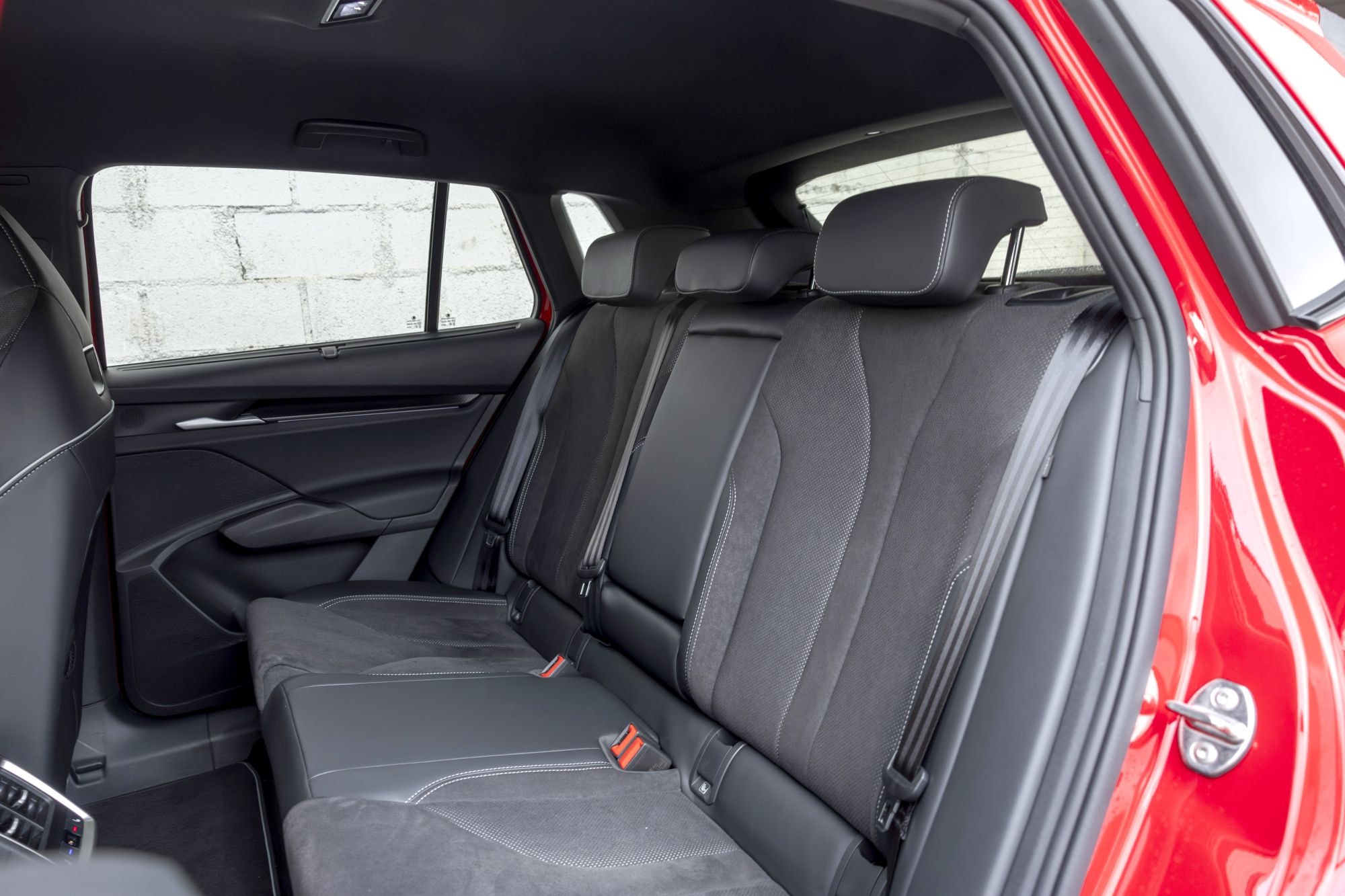 Imagen del emblema Sport Line en la carrocería del Skoda Elroq.