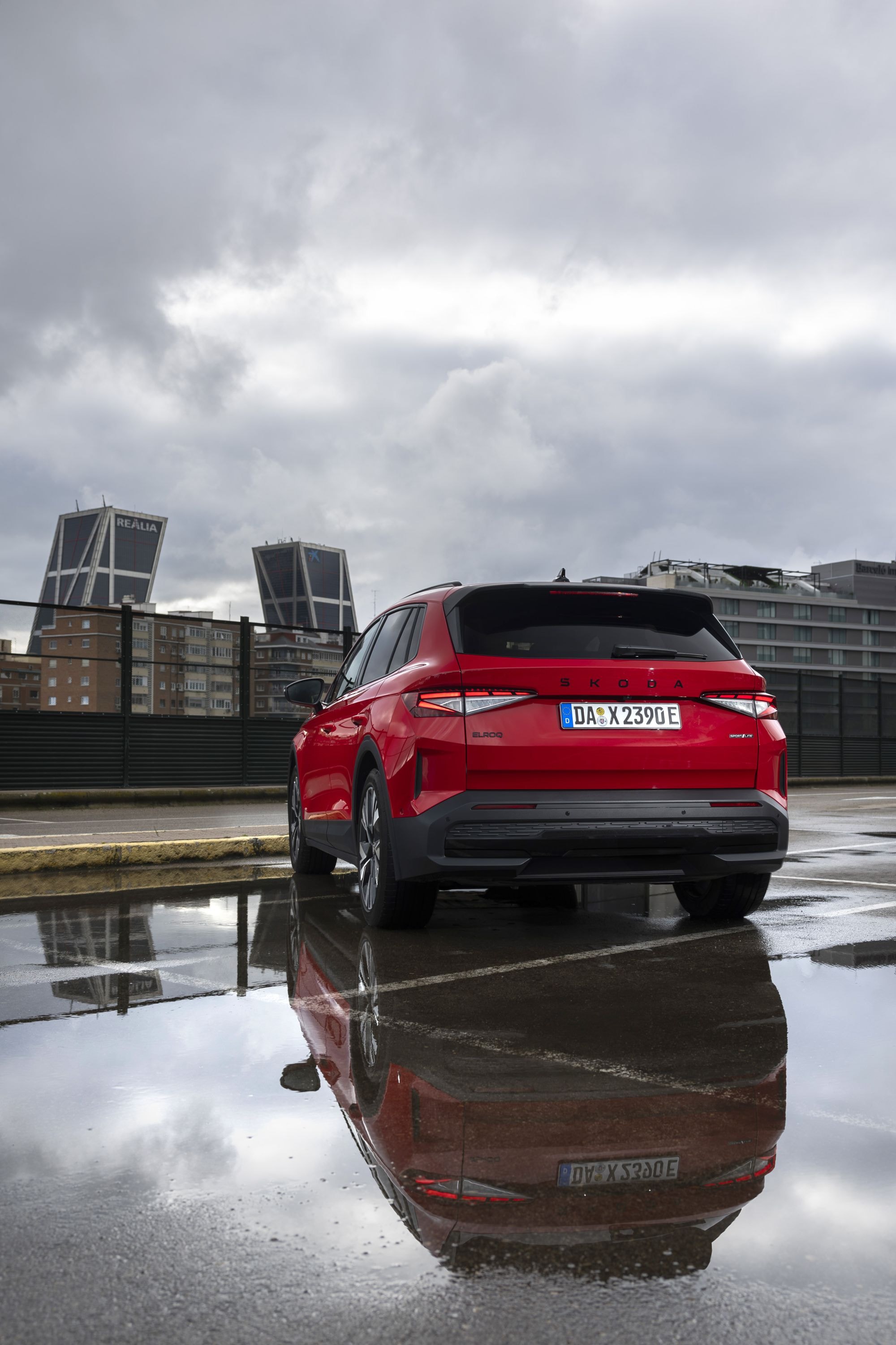 Perspectiva trasera del Skoda Elroq, que resalta su estilo distintivo.