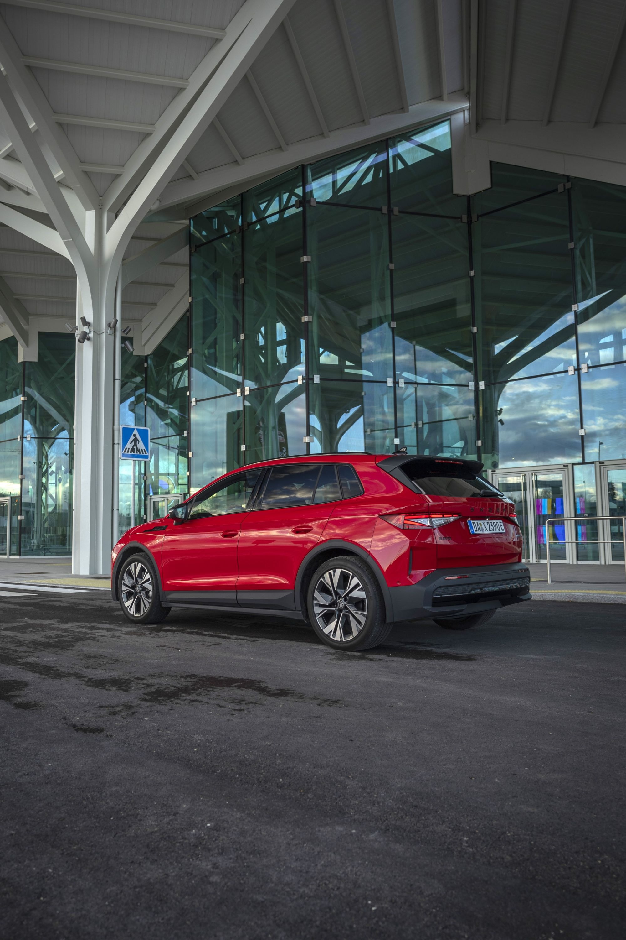 Otro ángulo trasero del Skoda Elroq, capturando su diseño contemporáneo.