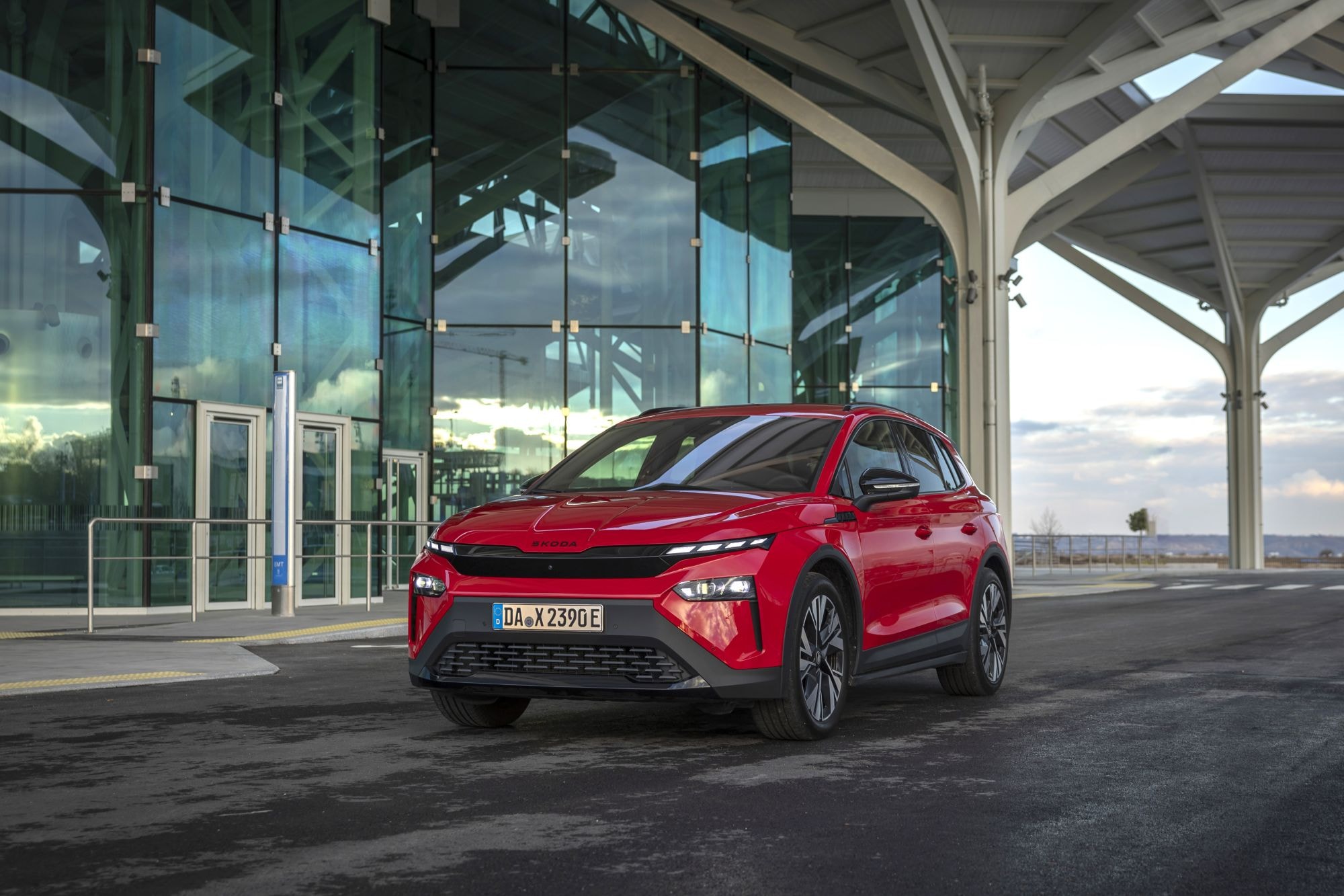 Vista trasera en un entorno urbano, ideal para un SUV moderno.