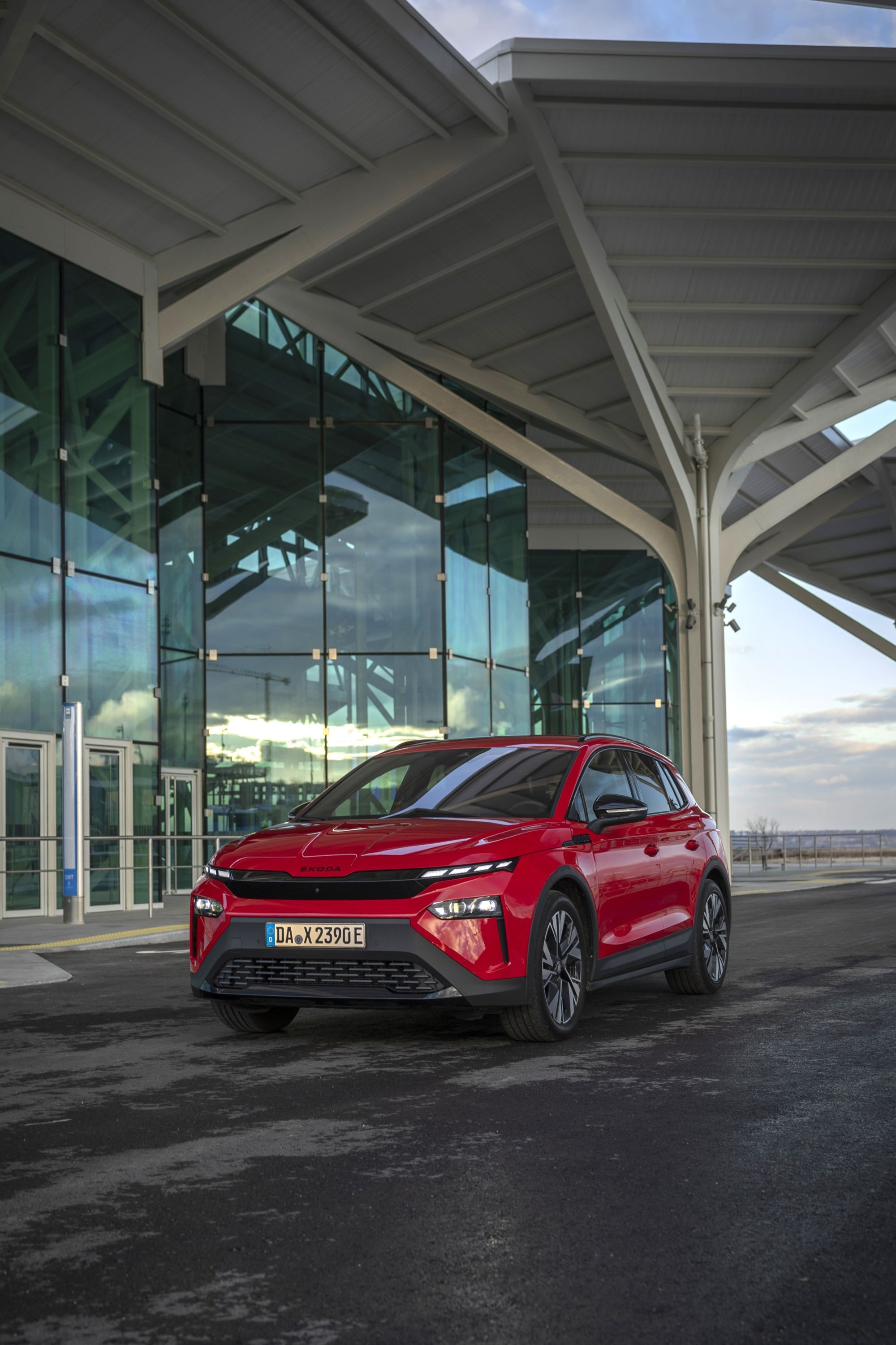 Skoda Elroq aparcado en un entorno arquitectónico, combinando diseño y paisaje.