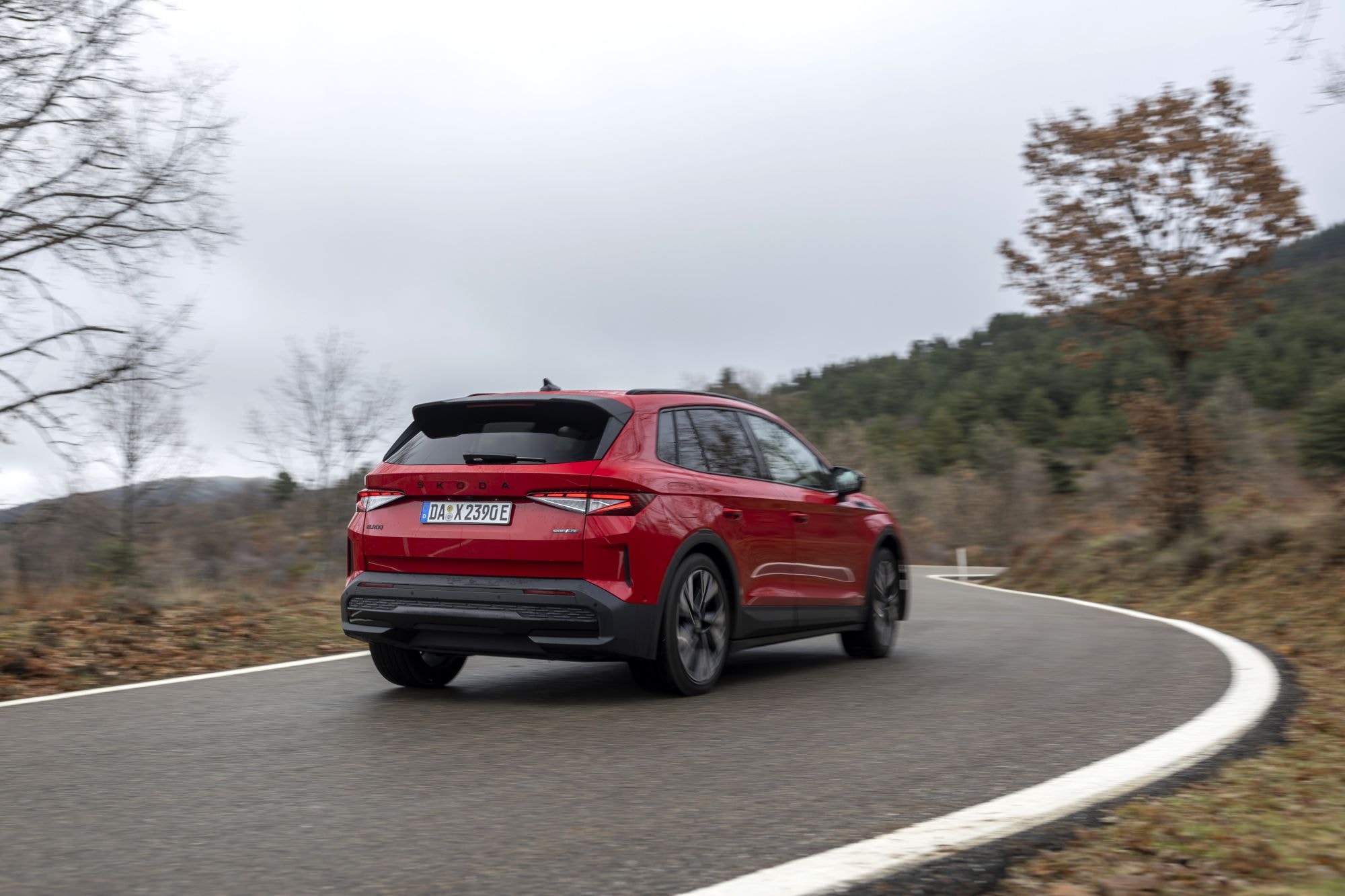 Imagen del Skoda Elroq desde atrás, destacando su elegante diseño.