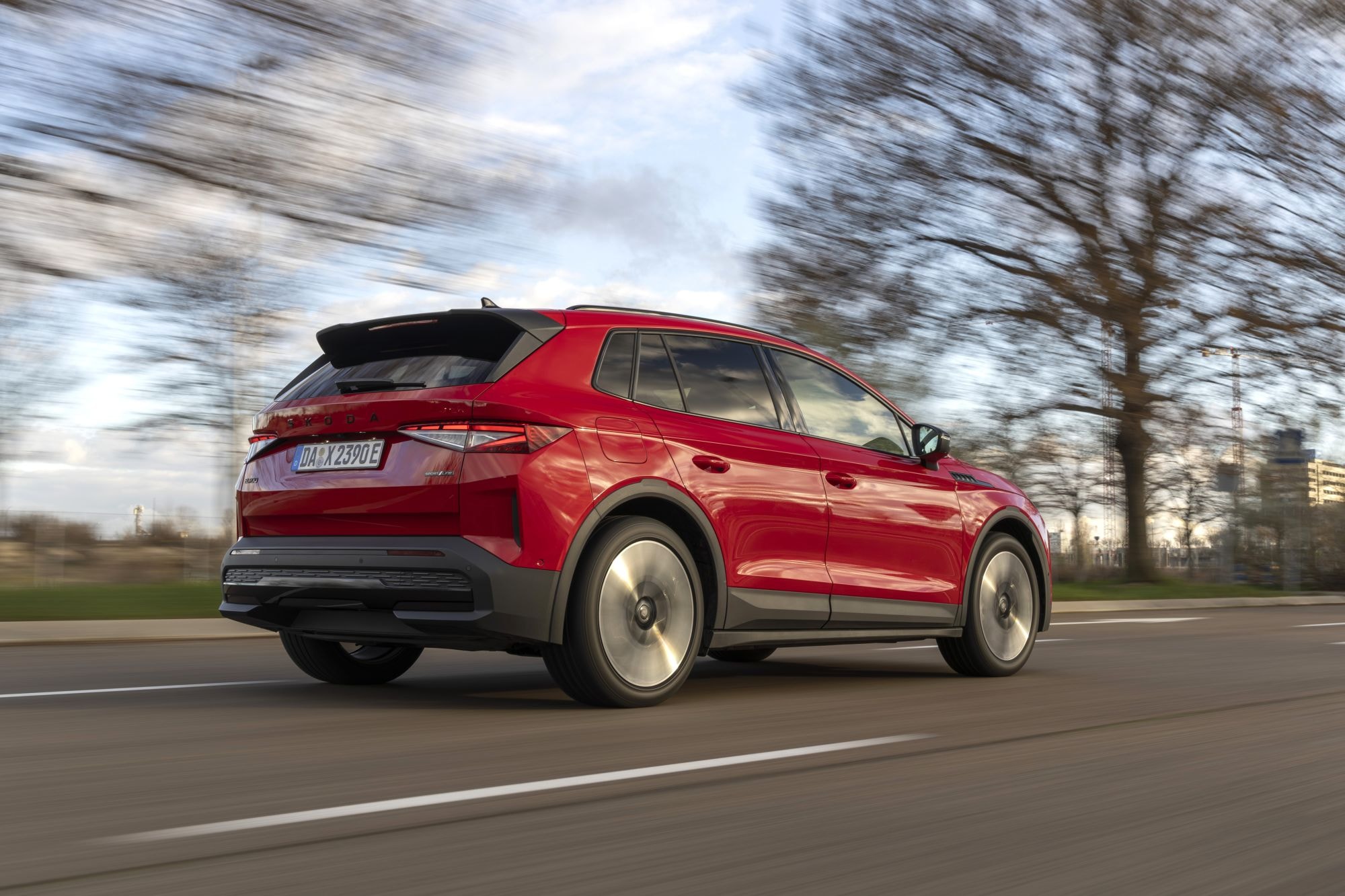 Vista alterna del trasero destacando su diseño moderno y funcional.