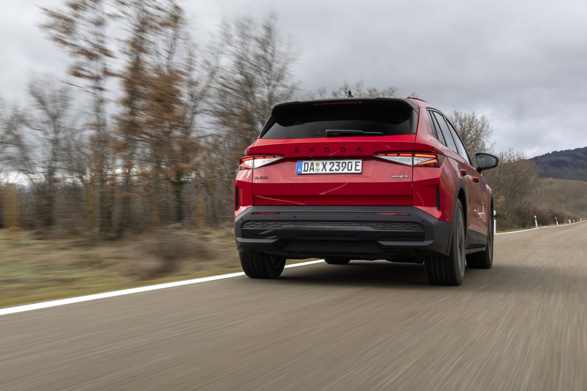 Trasera del Skoda Elroq navegando por una carretera rural.