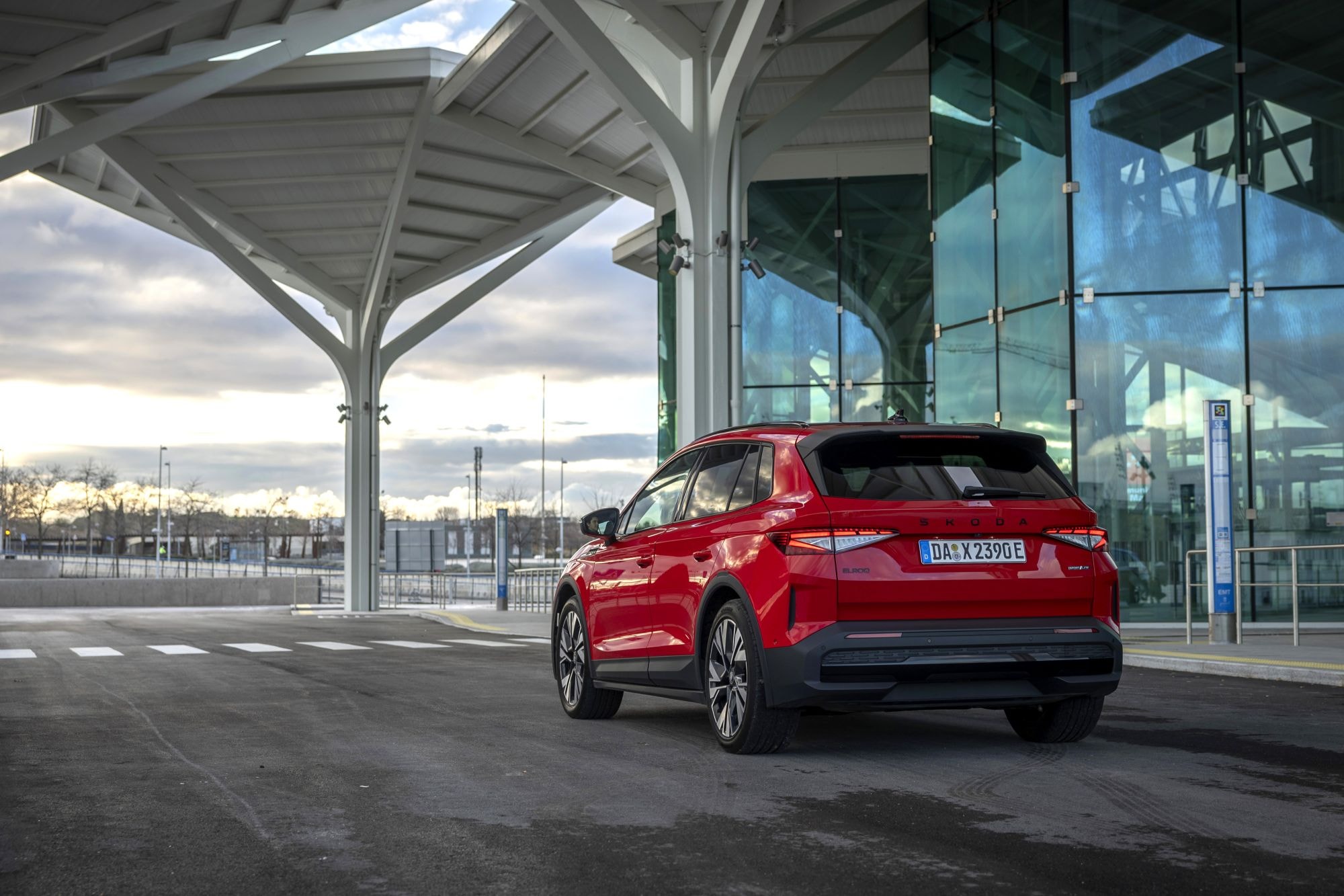 Skoda Elroq desde atrás y lateral, mostrando su elegancia y robustez.