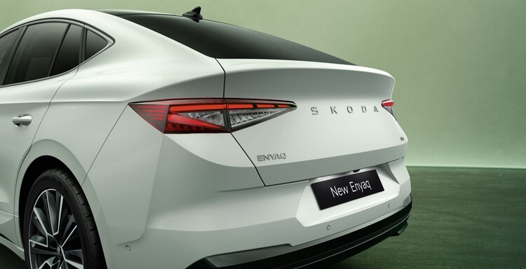 Vista trasera del Enyaq iV Coupé mientras se carga, resaltando su conectividad. Vista trasera del Enyaq iV Coupé mientras se carga, resaltando su conectividad.