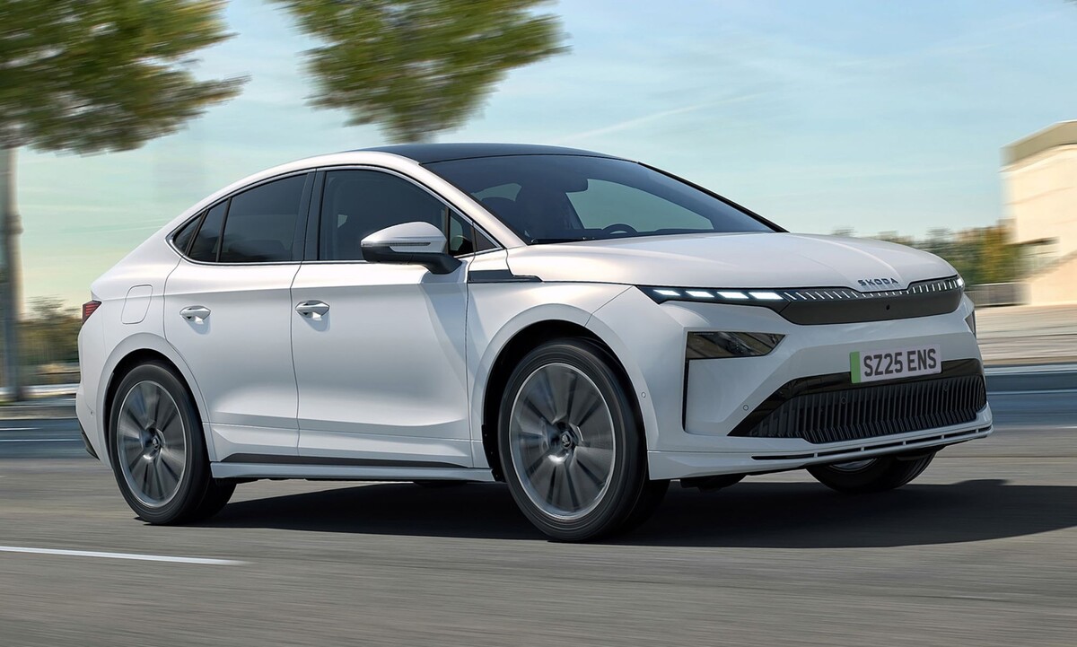 Vista dinámica del Skoda Enyaq iV Coupé, resaltando su moderno diseño. Vista dinámica del Skoda Enyaq iV Coupé, resaltando su moderno diseño.