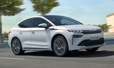 Vista dinámica del Skoda Enyaq iV Coupé, resaltando su moderno diseño. Vista dinámica del Skoda Enyaq iV Coupé, resaltando su moderno diseño.