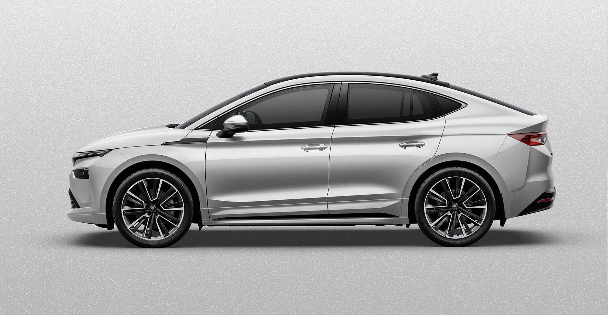 Vista frontal del Enyaq, mostrando su estética moderna y sofisticada.