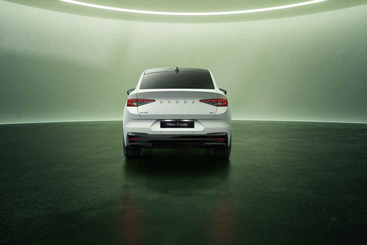 Perspectiva frontal del Enyaq iV Coupé, mostrando su imponente parrilla. Perspectiva frontal del Enyaq iV Coupé, mostrando su imponente parrilla.