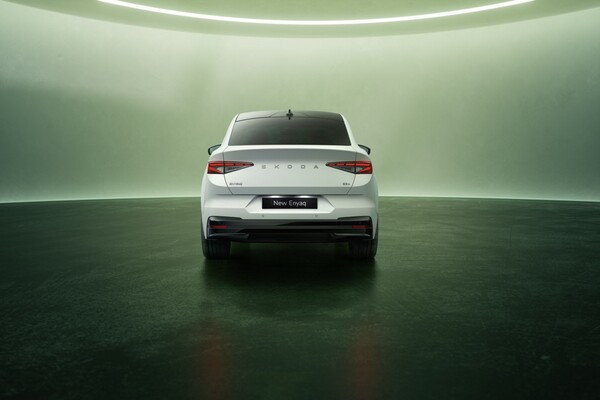 Perspectiva frontal del Enyaq iV Coupé, mostrando su imponente parrilla. Perspectiva frontal del Enyaq iV Coupé, mostrando su imponente parrilla.