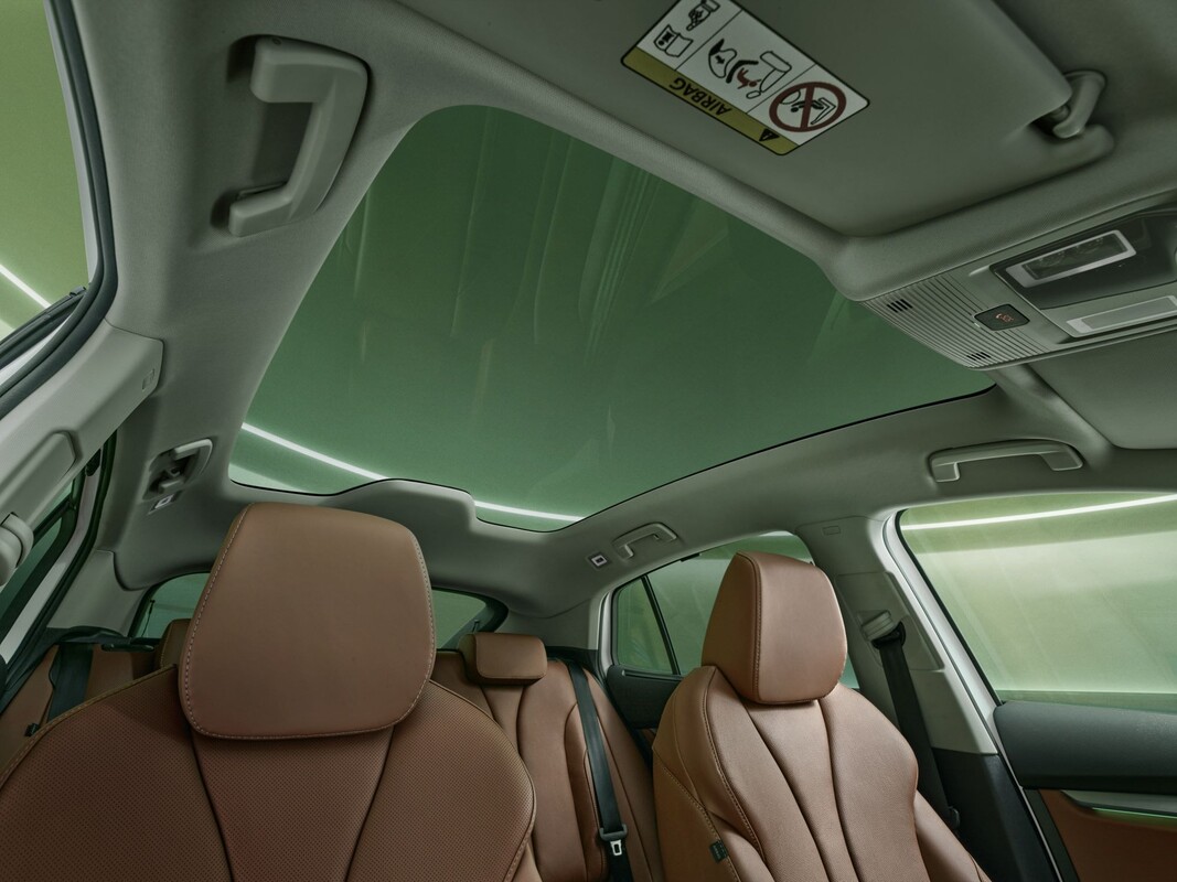 Segmento lateral del Enyaq iV Coupé que resalta sus líneas fluidas. Segmento lateral del Enyaq iV Coupé que resalta sus líneas fluidas.