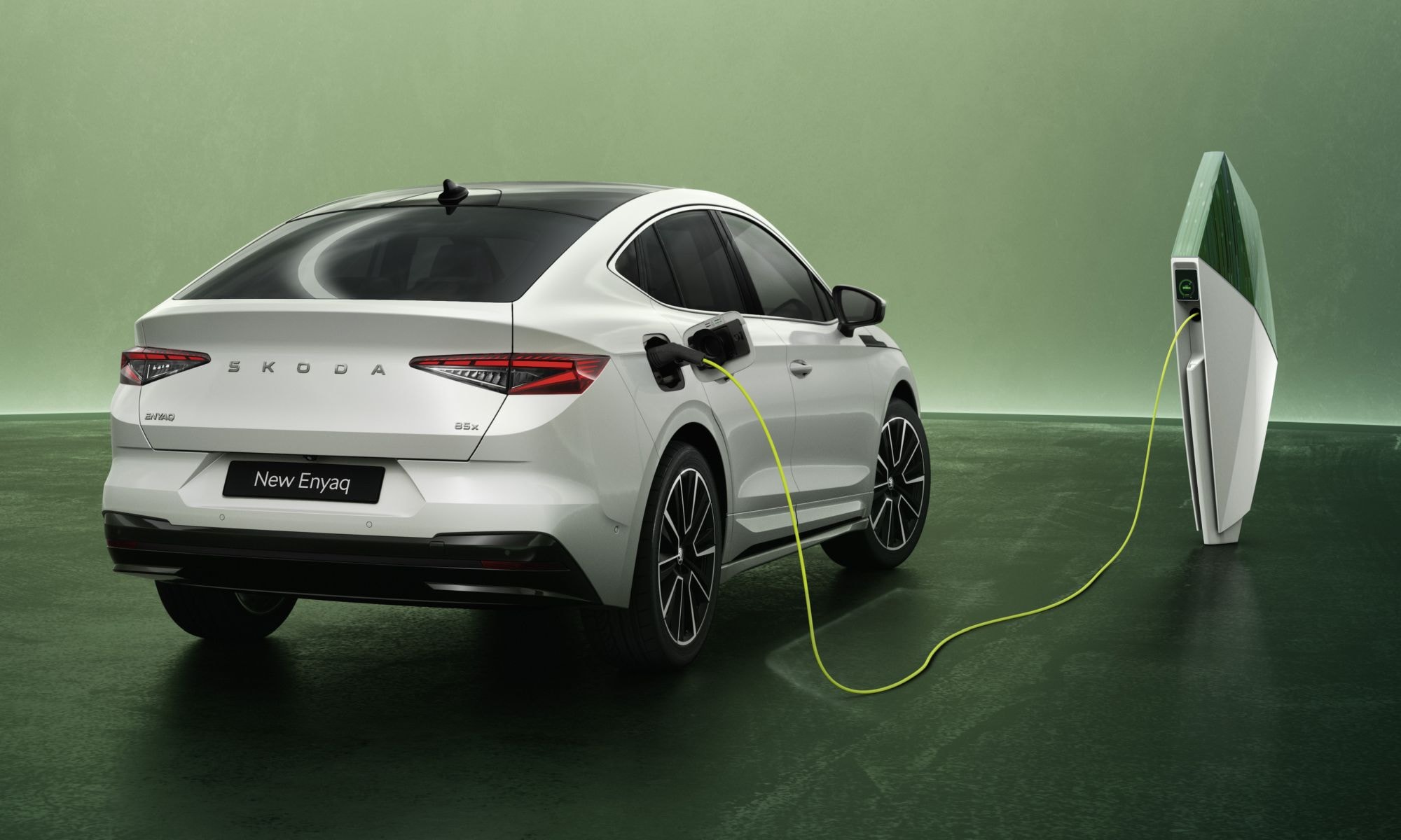 El Skoda Enyaq iV Coupé en movimiento, destacando su diseño deportivo.