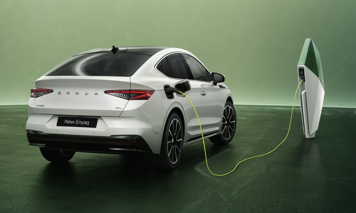 El Skoda Enyaq iV Coupé en movimiento, destacando su diseño deportivo. El Skoda Enyaq iV Coupé en movimiento, destacando su diseño deportivo.