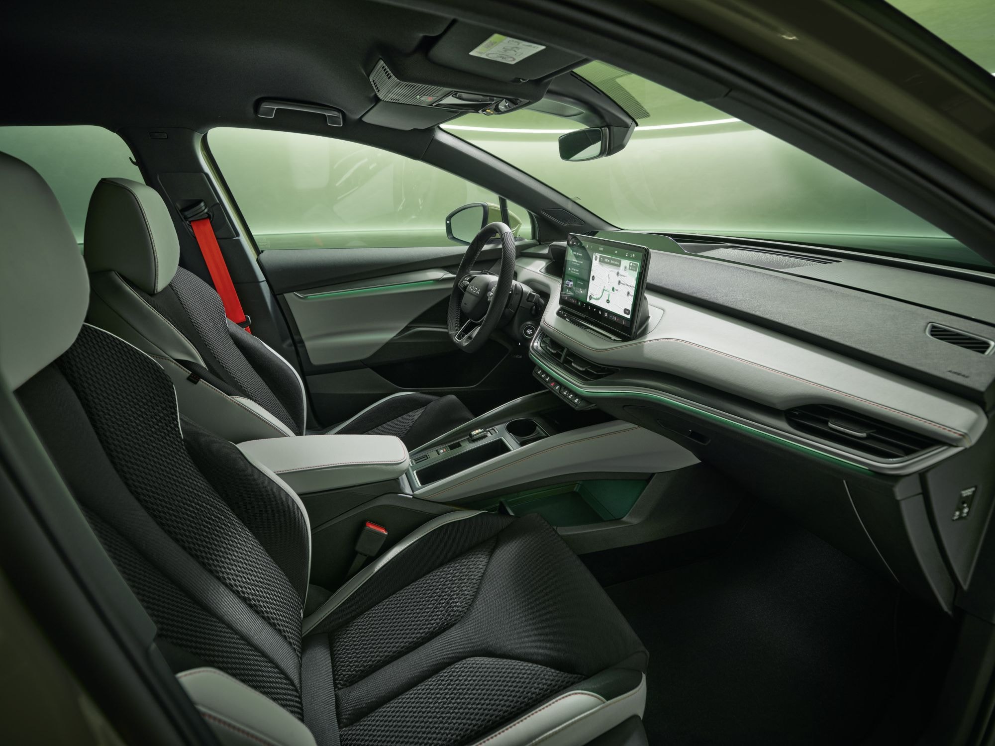 Vista lateral del tablero con diseño ergonómico y tecnología avanzada.