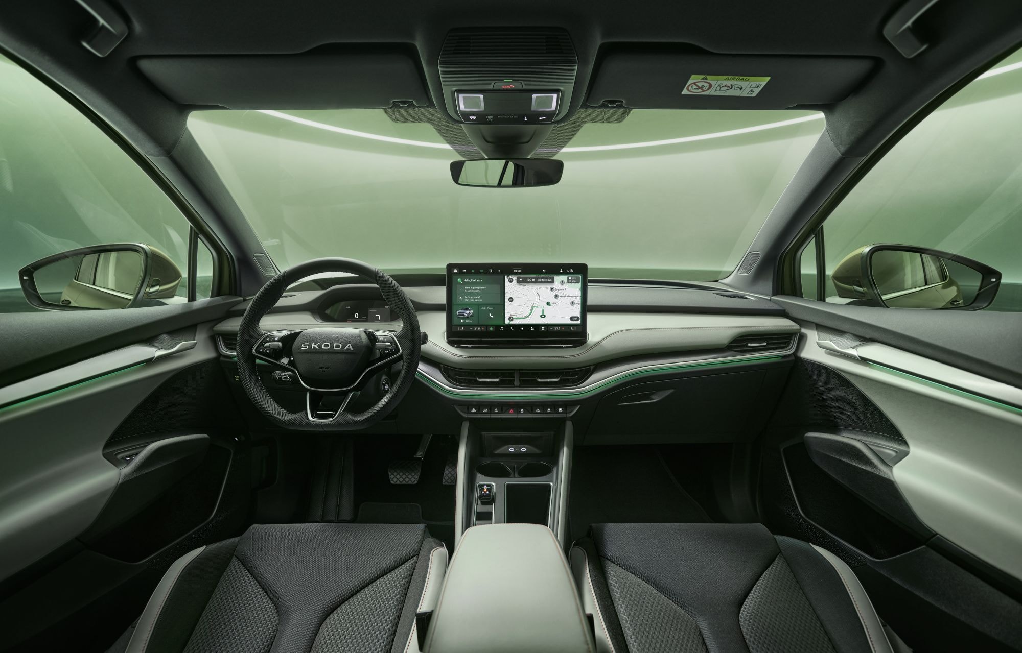 Vista lateral del interior con asientos deportivos y detalles cuidadosos.