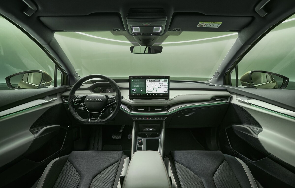 Vista lateral del interior con asientos deportivos y detalles cuidadosos. Vista lateral del interior con asientos deportivos y detalles cuidadosos.