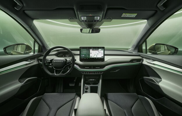 Vista lateral del interior con asientos deportivos y detalles cuidadosos. Vista lateral del interior con asientos deportivos y detalles cuidadosos.