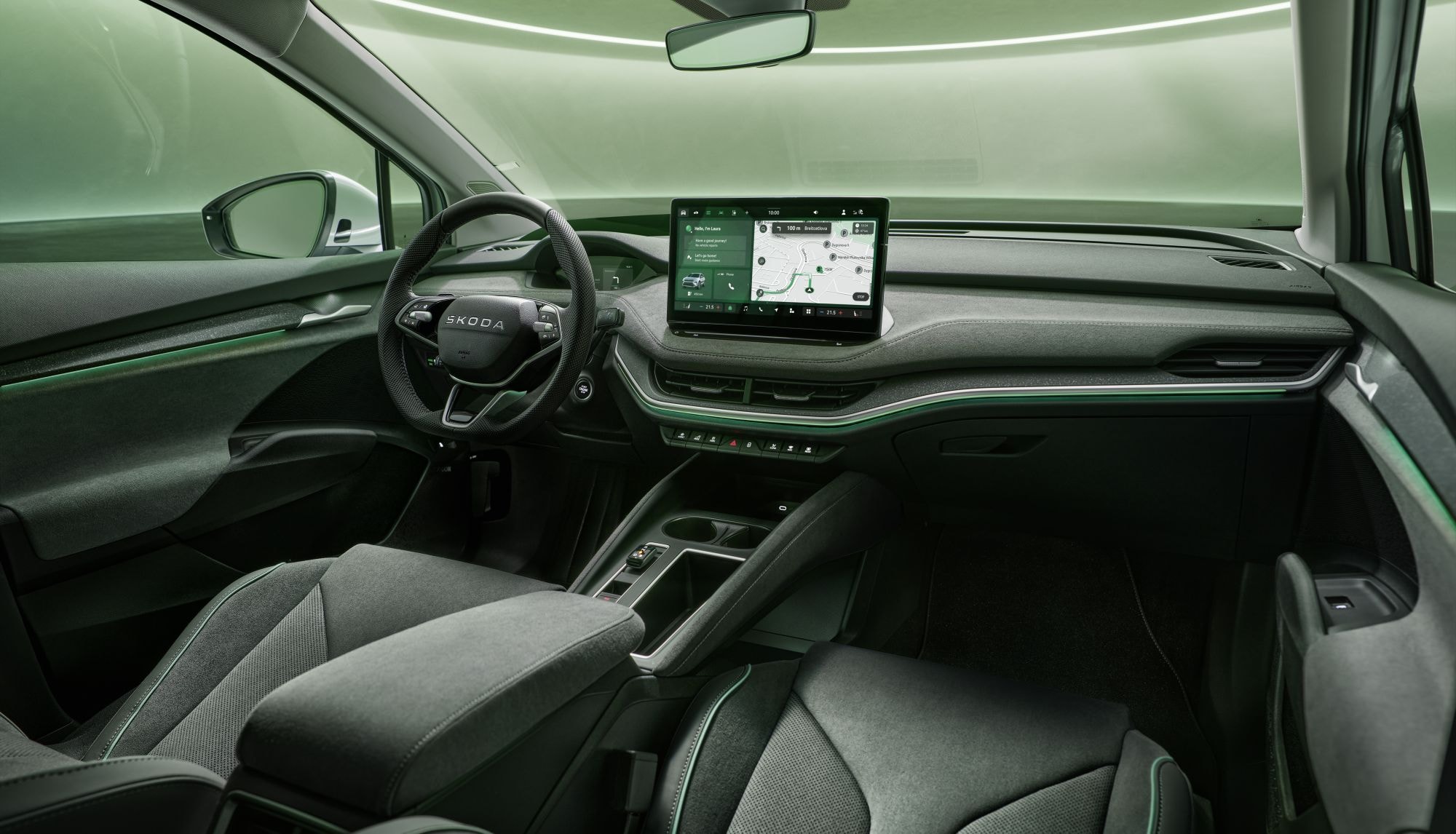 Interior con acabados en color claro y tecnología de pantalla avanzada.