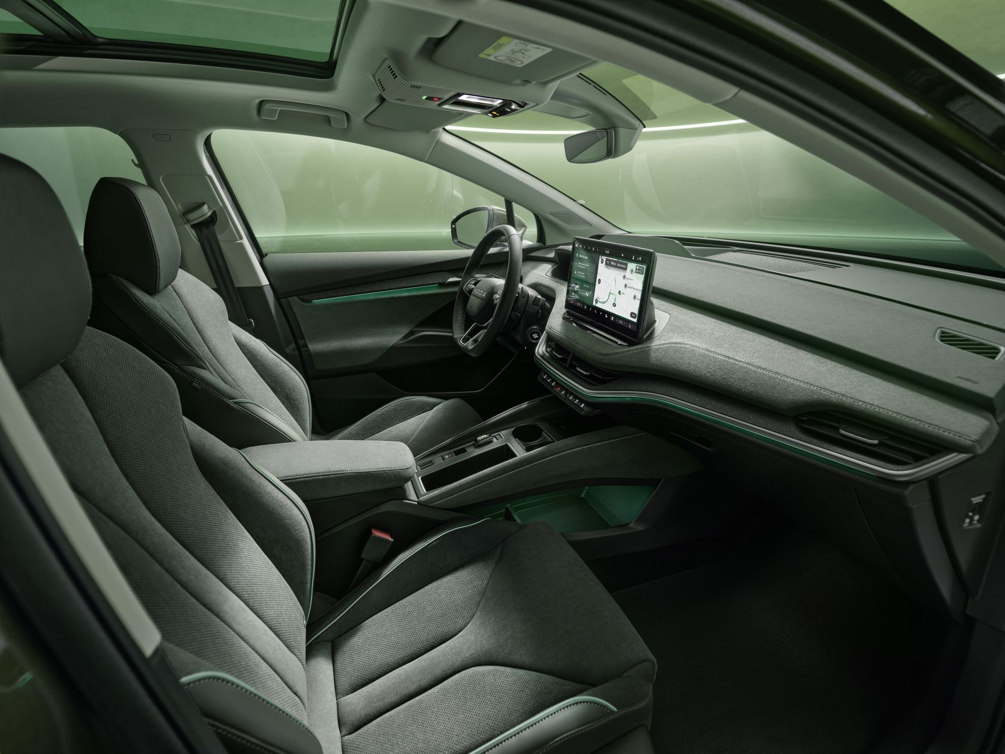 Interior frontal del Enyaq iV Coupé, diseño elegante y moderno.