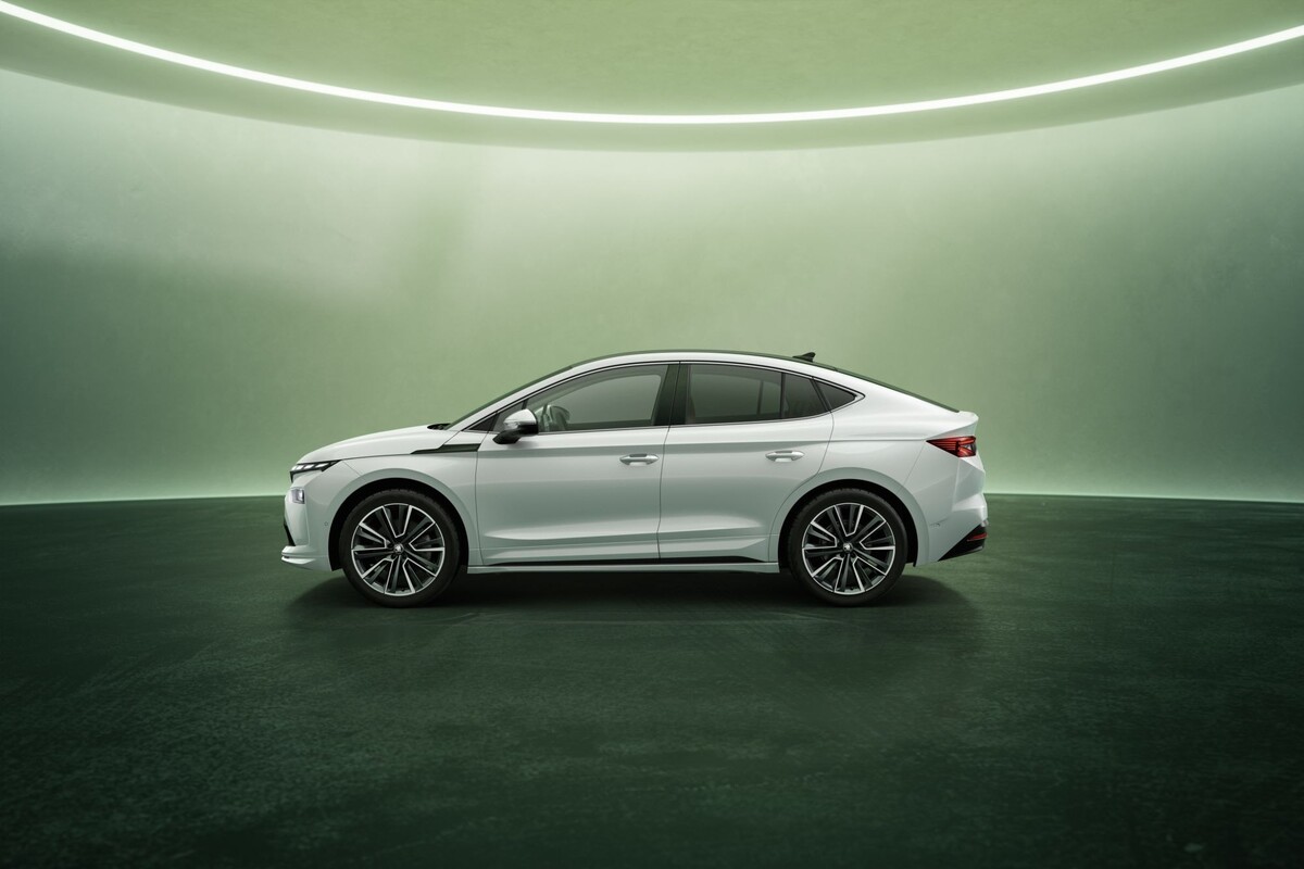 Impresionante vista trasera del Enyaq, un diseño minimalista y elegante. Impresionante vista trasera del Enyaq, un diseño minimalista y elegante.