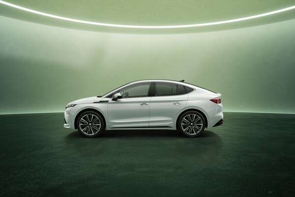 Impresionante vista trasera del Enyaq, un diseño minimalista y elegante. Impresionante vista trasera del Enyaq, un diseño minimalista y elegante.