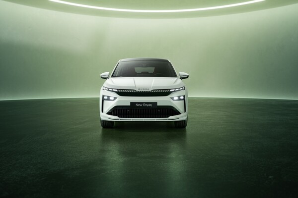 Vista trasera detallada, enfatizando el diseño y la marca SKODA. Vista trasera detallada, enfatizando el diseño y la marca SKODA.