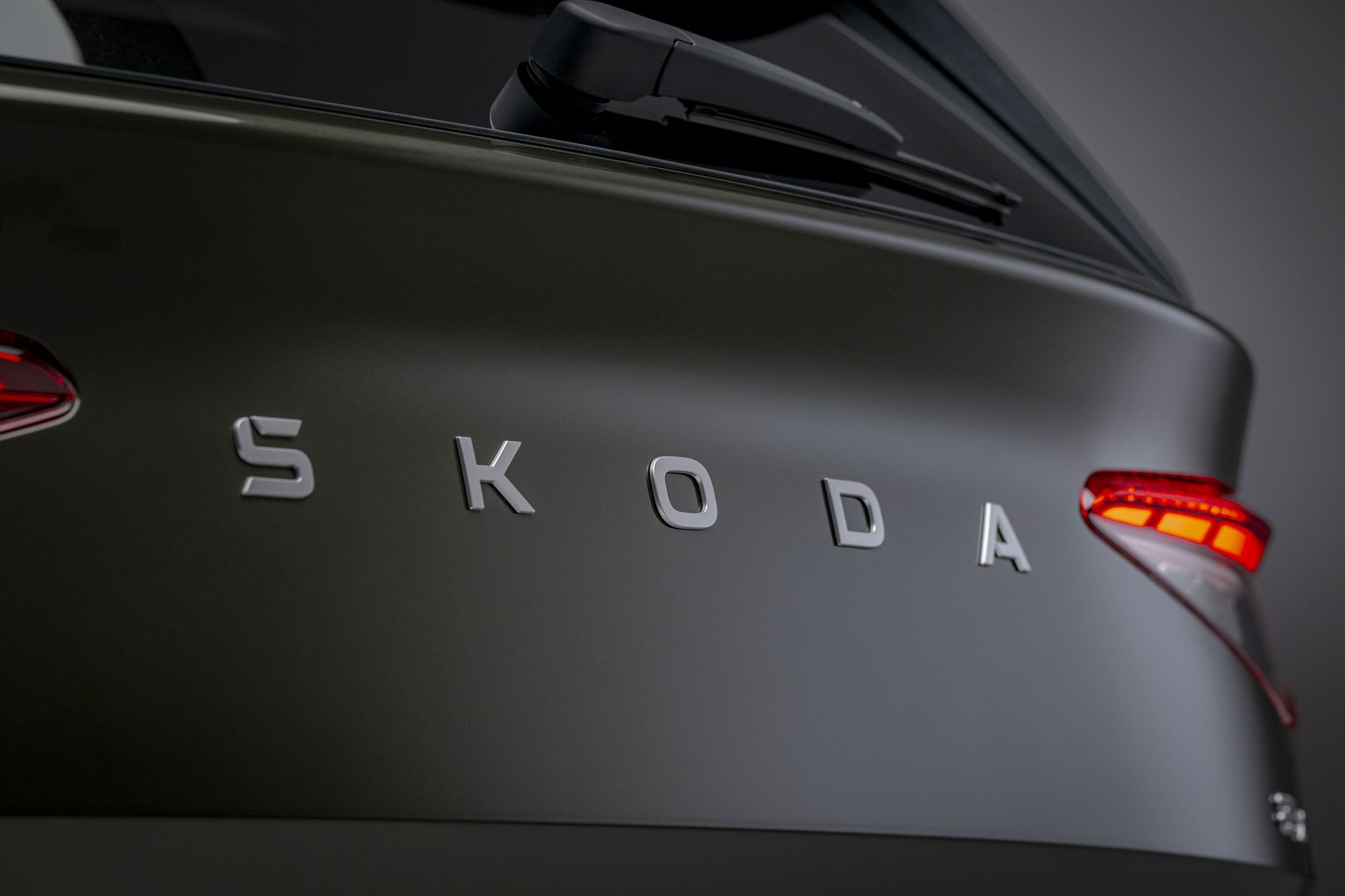 Luz trasera distintiva del Skoda Enyaq iV, enfatizando su modernidad.