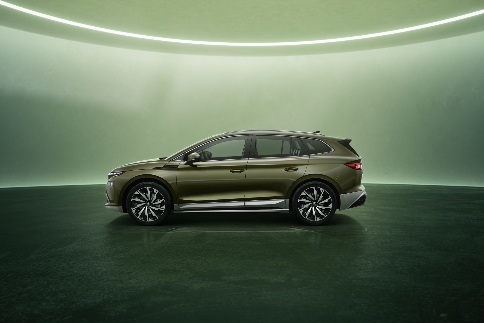 Vista frontal del Skoda Enyaq iV mostrando su diseño distintivo y elegante.