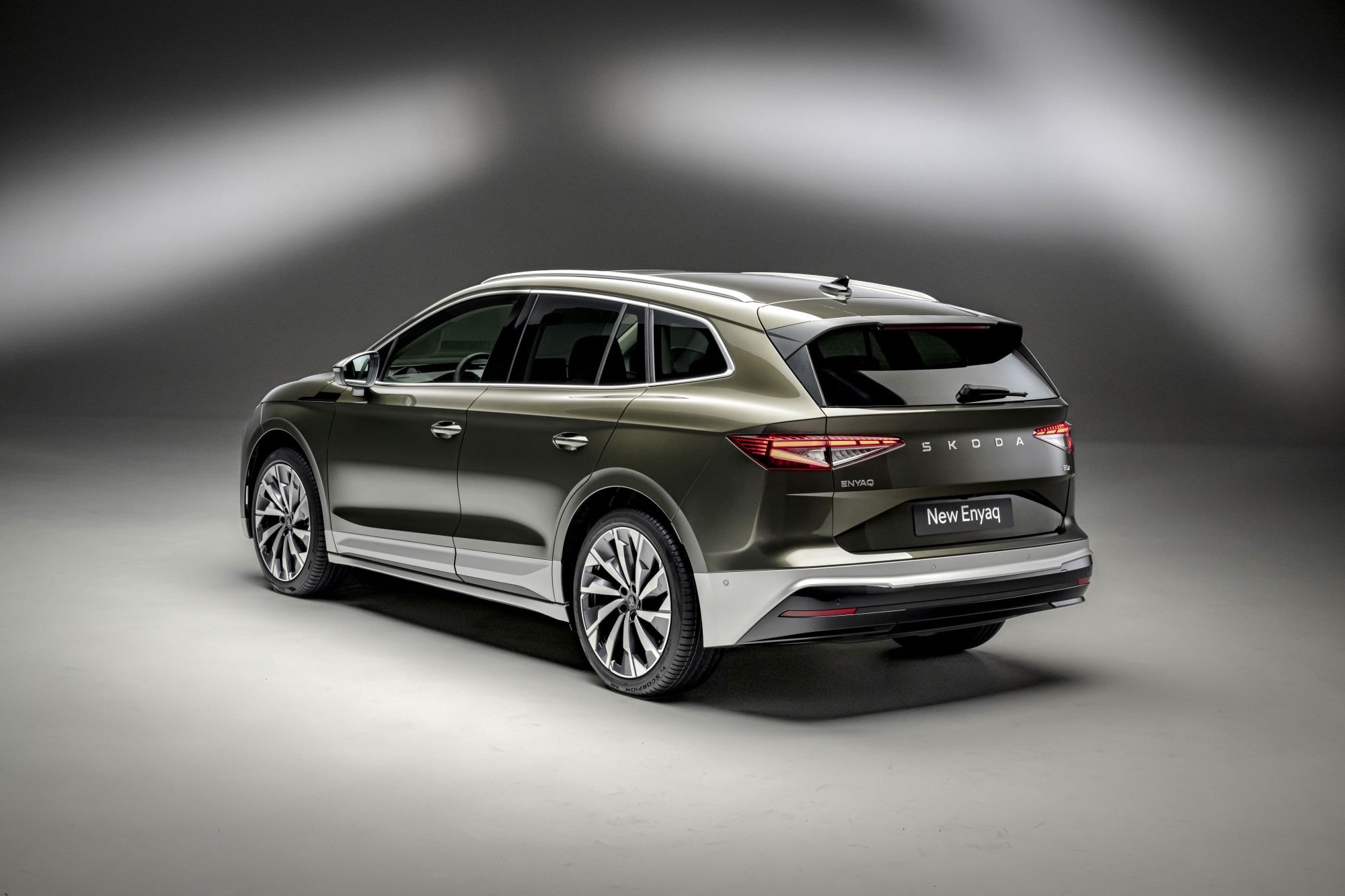 Frontal del Skoda Enyaq iV, con una parrilla distintiva y luz LED.