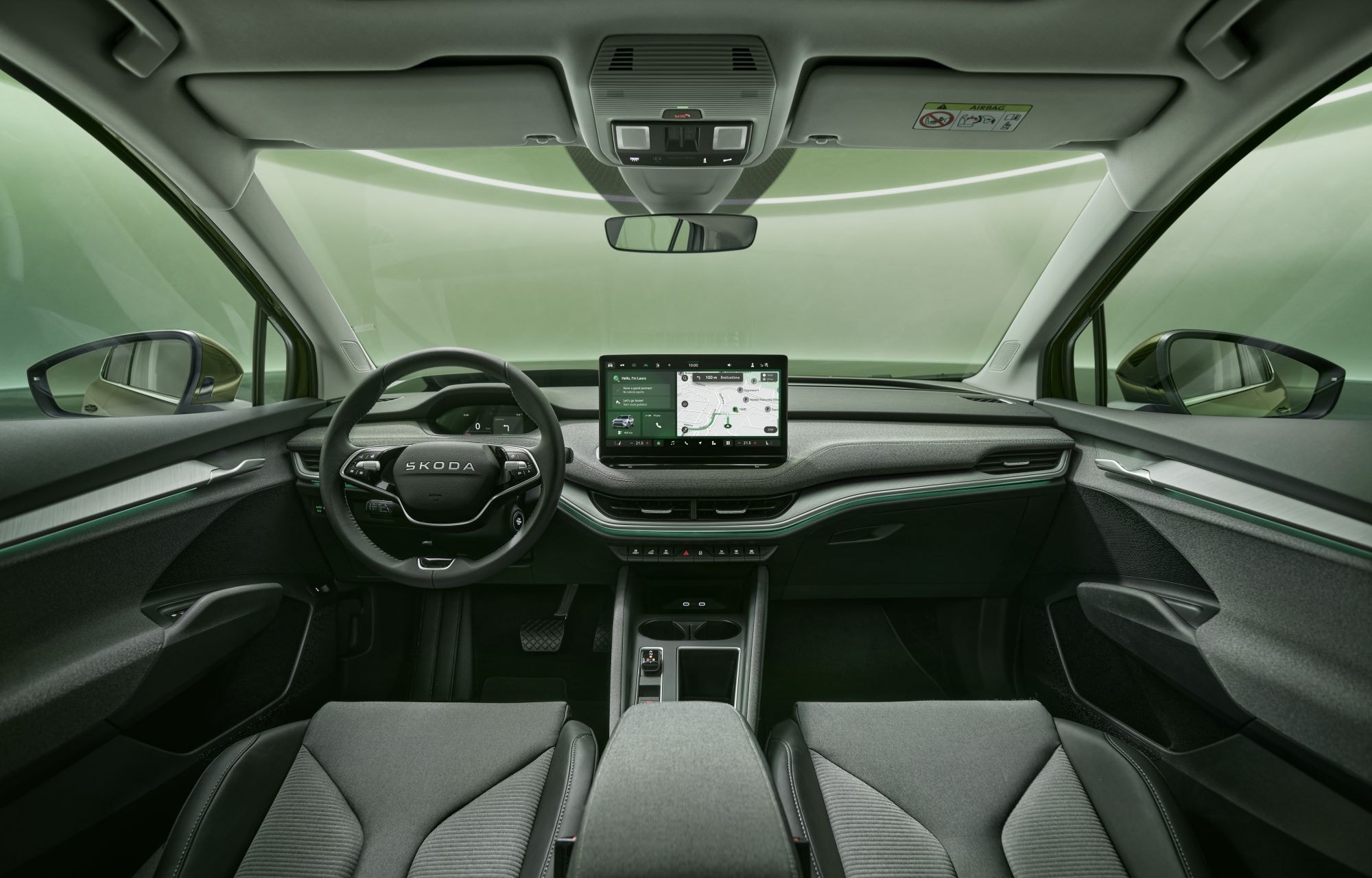 Vista completa del interior del Skoda Enyaq iV, con diseño moderno y tecnología intuitiva.