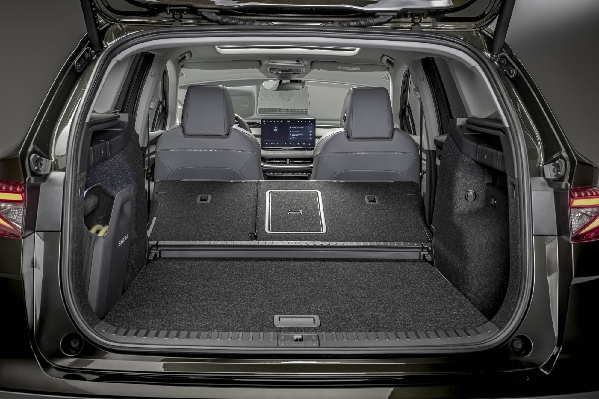 Vista interior del Skoda Enyaq iV, con asientos cómodos y tecnología.