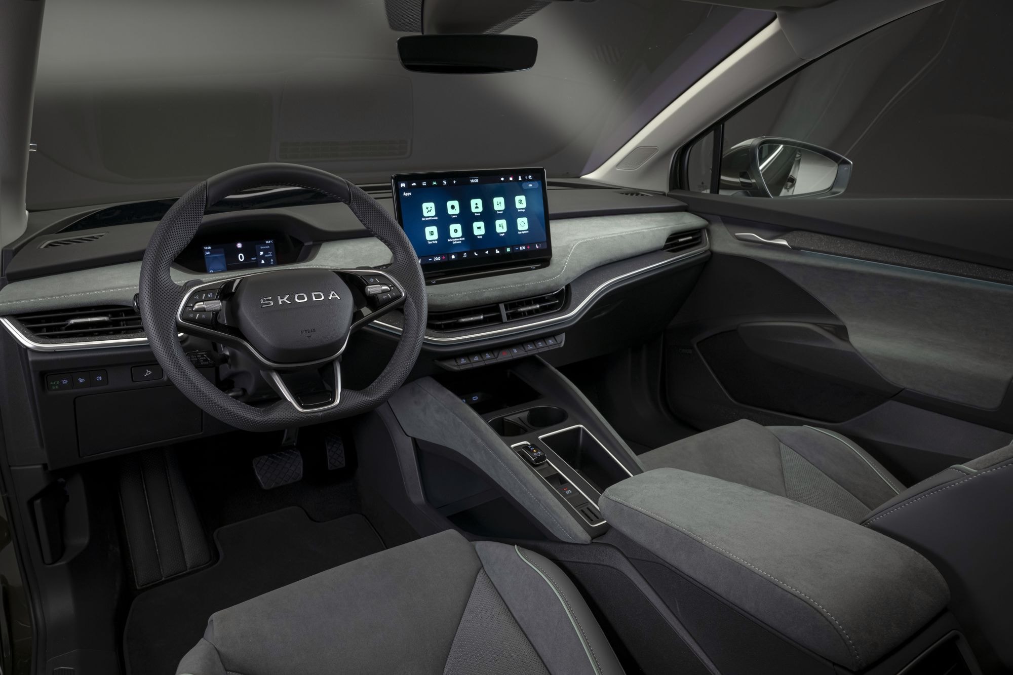 Vista del maletero del Skoda Enyaq iV con un enfoque en la tecnología