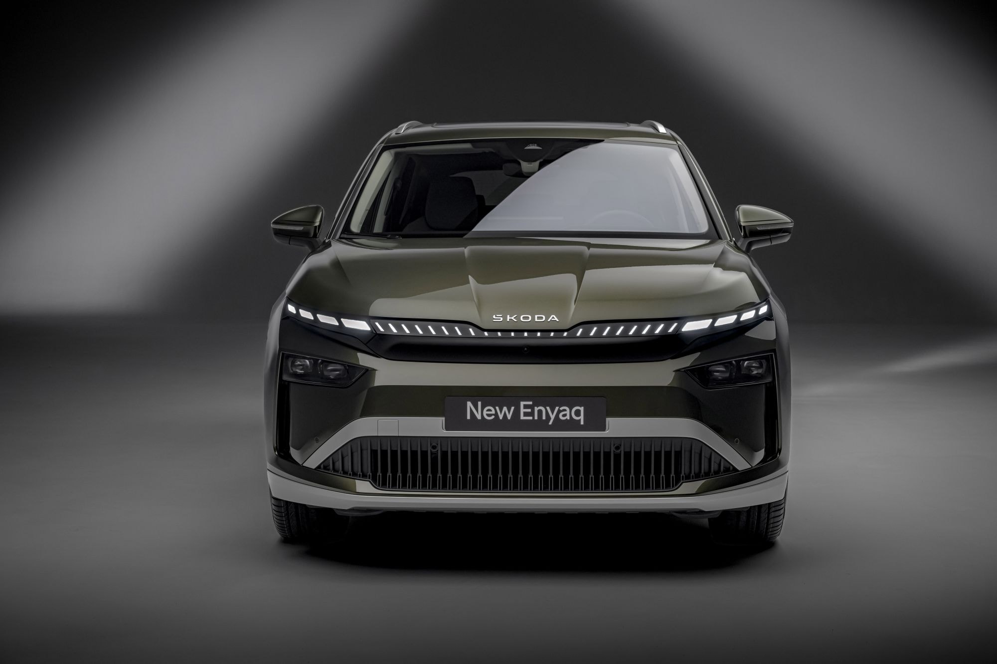 Perfil del Skoda Enyaq iV, resaltando su diseño aerodinámico.