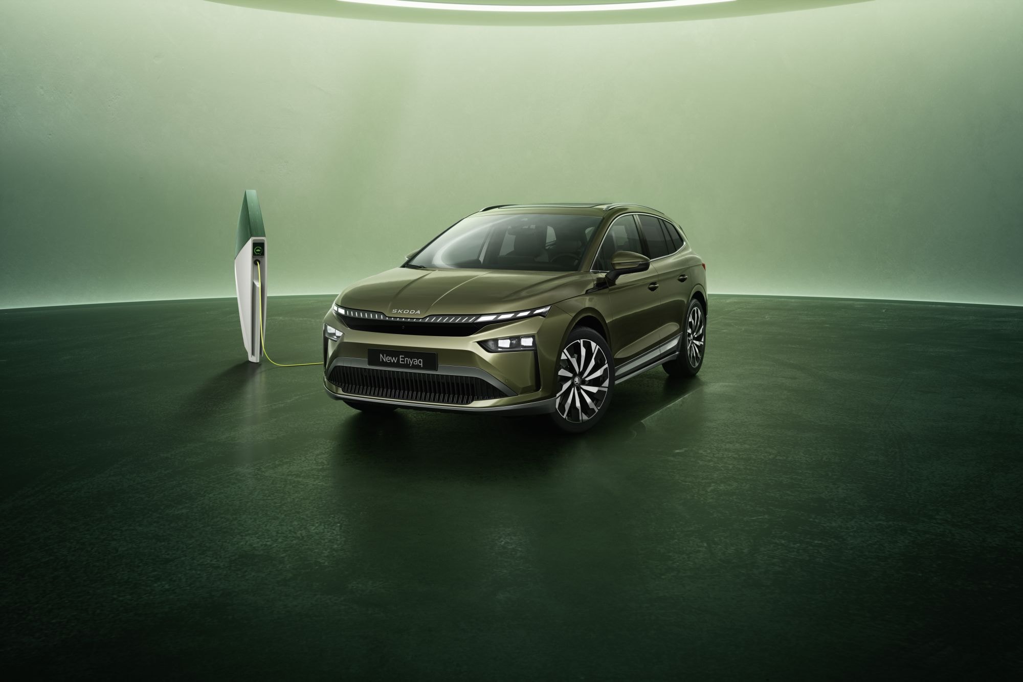 Vista completa trasera del Skoda Enyaq iV, enfatizando su estilo contemporáneo.