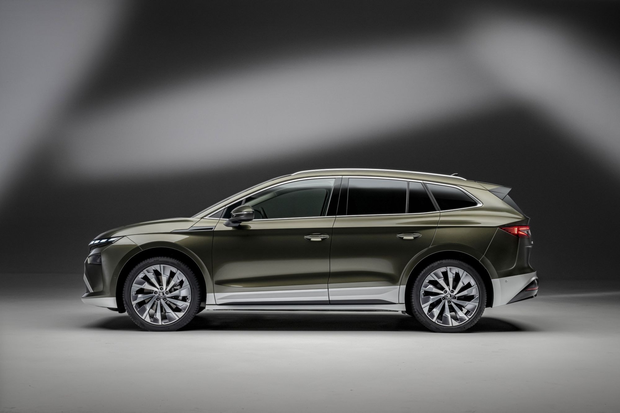 Vista lateral del Skoda Enyaq iV, mostrando su silueta elegante.