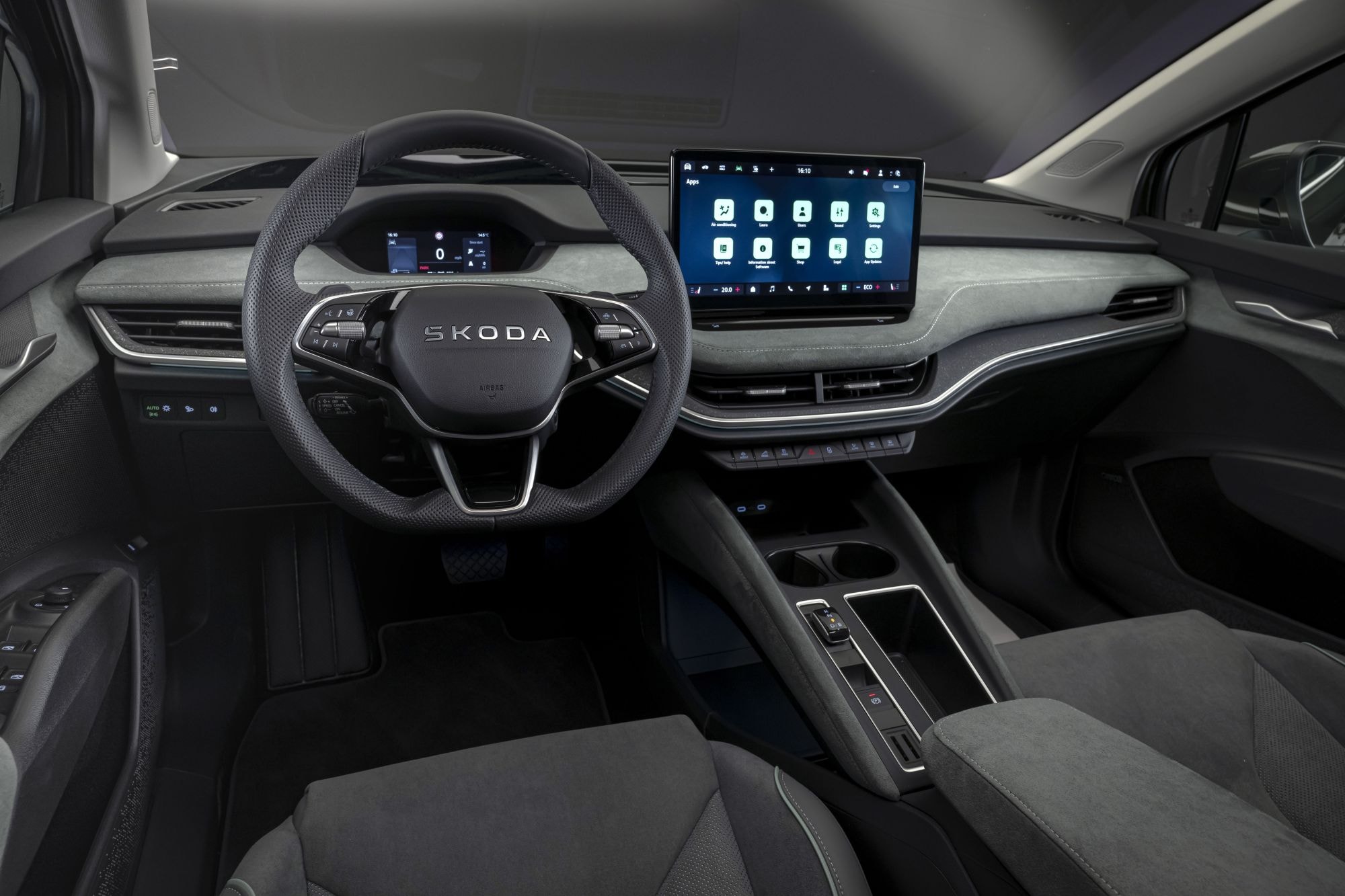 Volante del Skoda Enyaq iV, resaltando su diseño moderno.