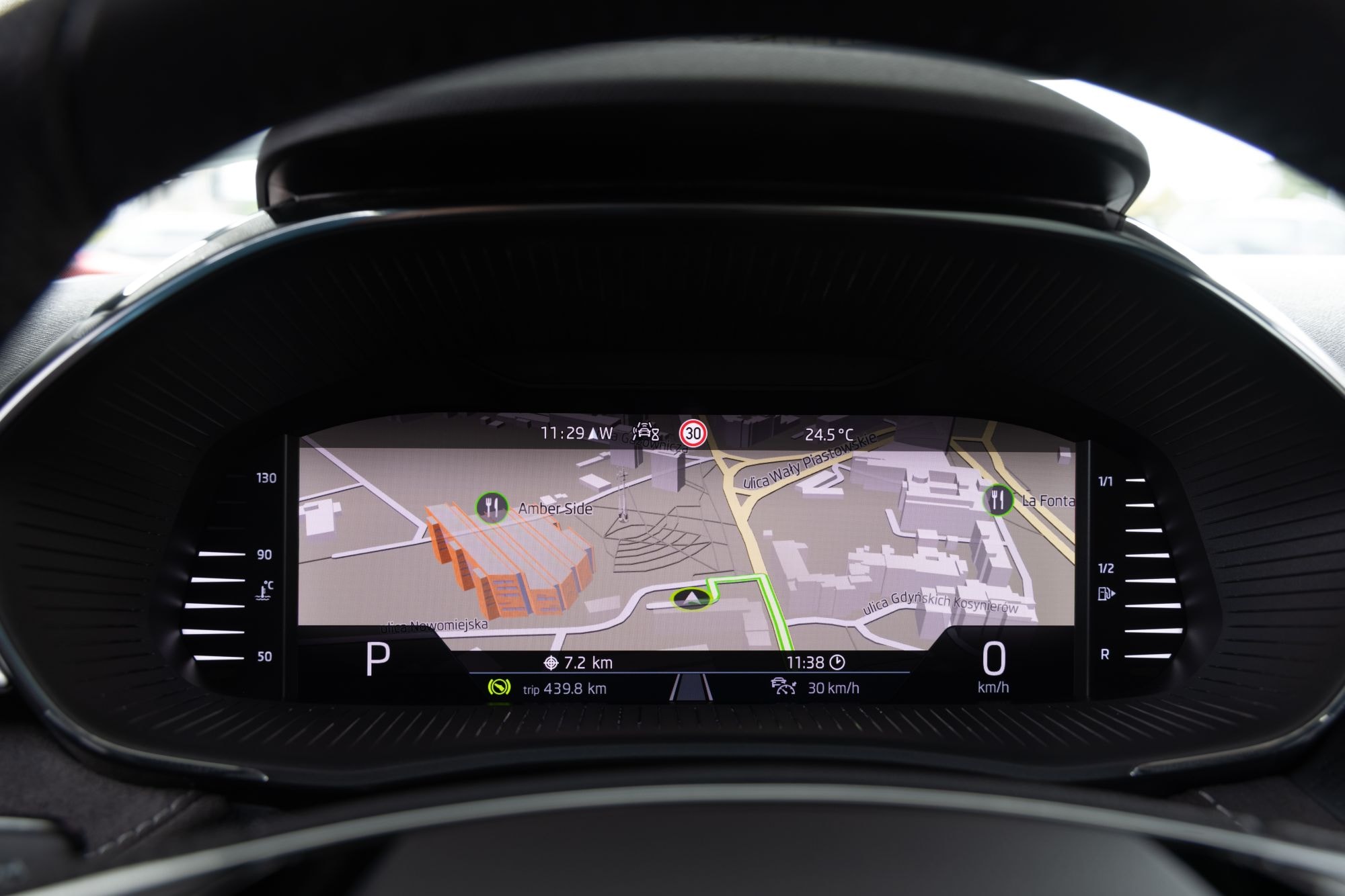 Espacio de almacenamiento en el centro con carga inalámbrica, práctico para smartphone.