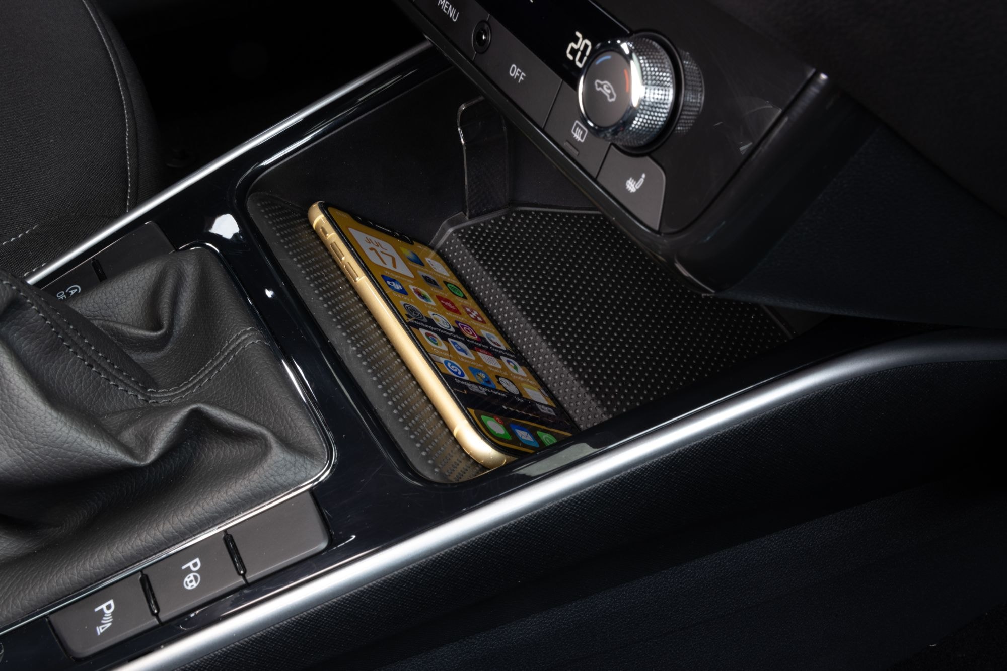 Vista del portavasos trasero, diseño funcional para facilitar el uso.