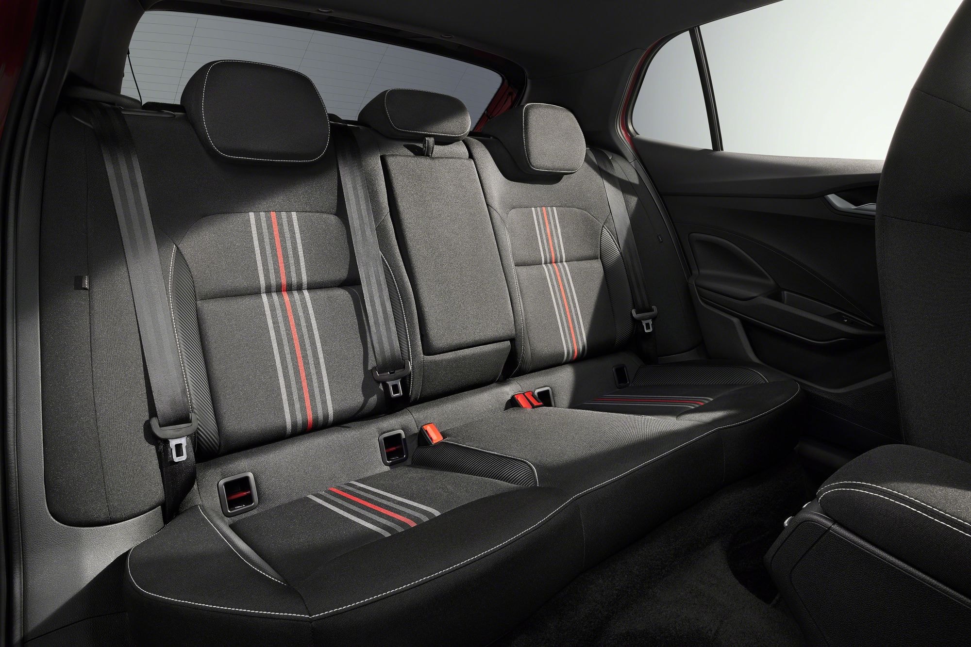 Interior del Skoda Fabia, destacando los asientos deportivos.