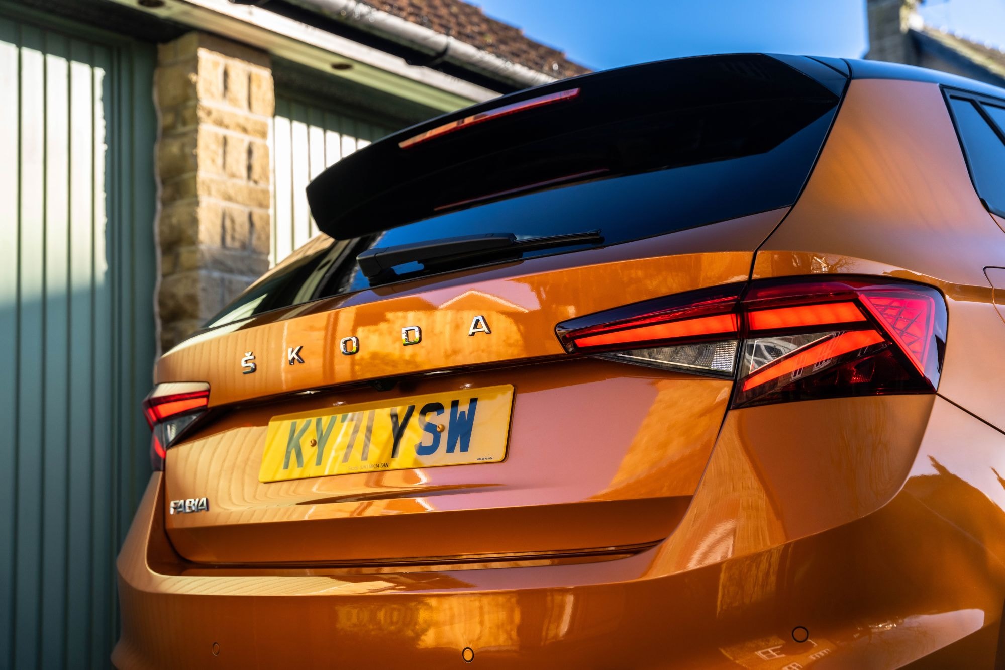 Skoda Fabia en movimiento, acentuando su diseño frontal.