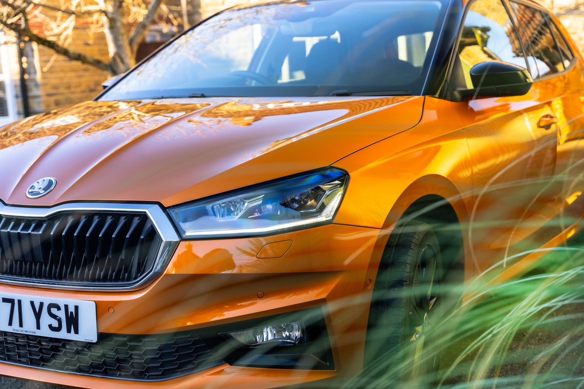 Vista trasera del Skoda Fabia, resaltando sus luces y diseño.