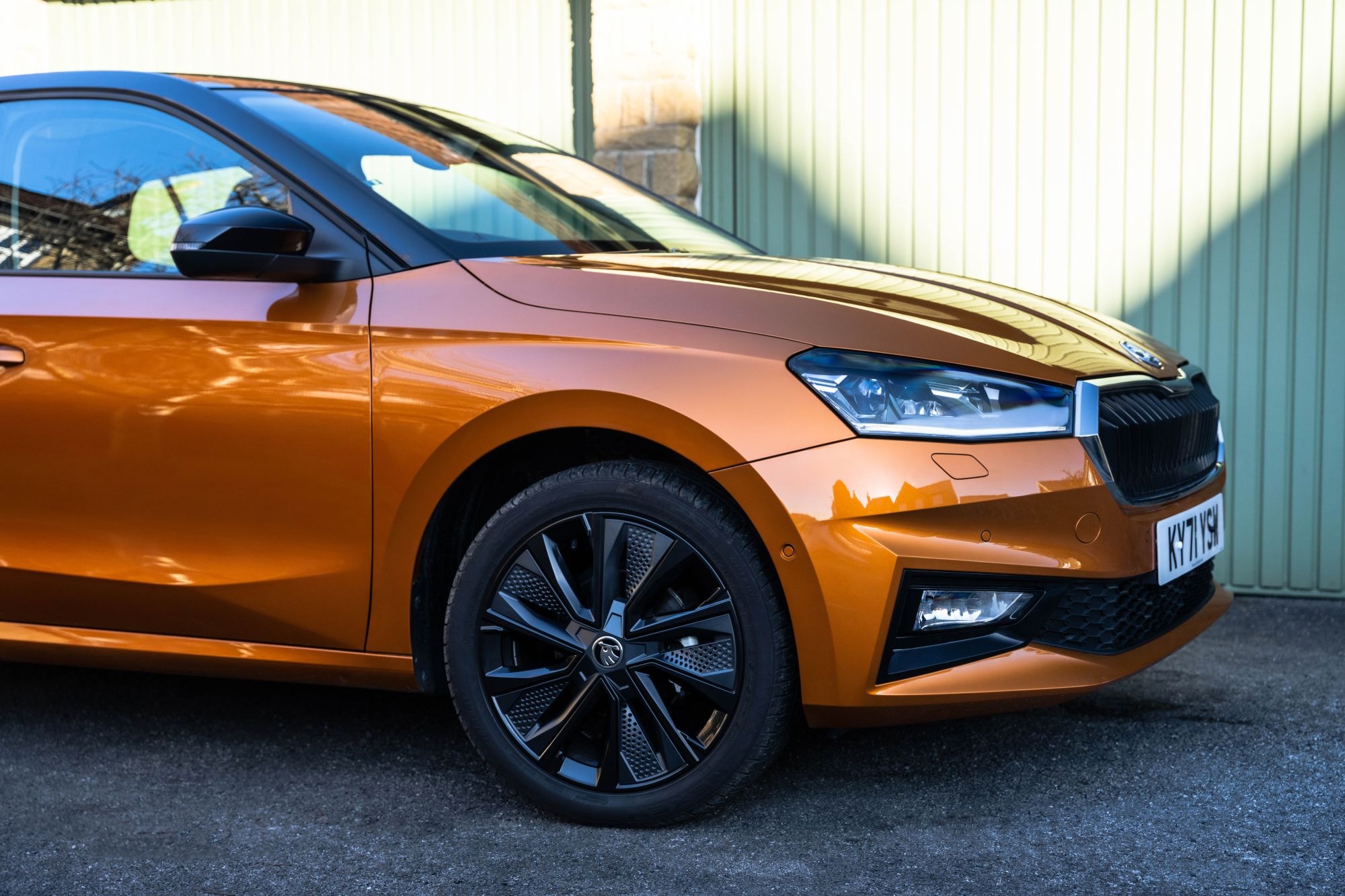 Angulo lateral del Skoda Fabia, exhibiendo su aspecto dinámico.