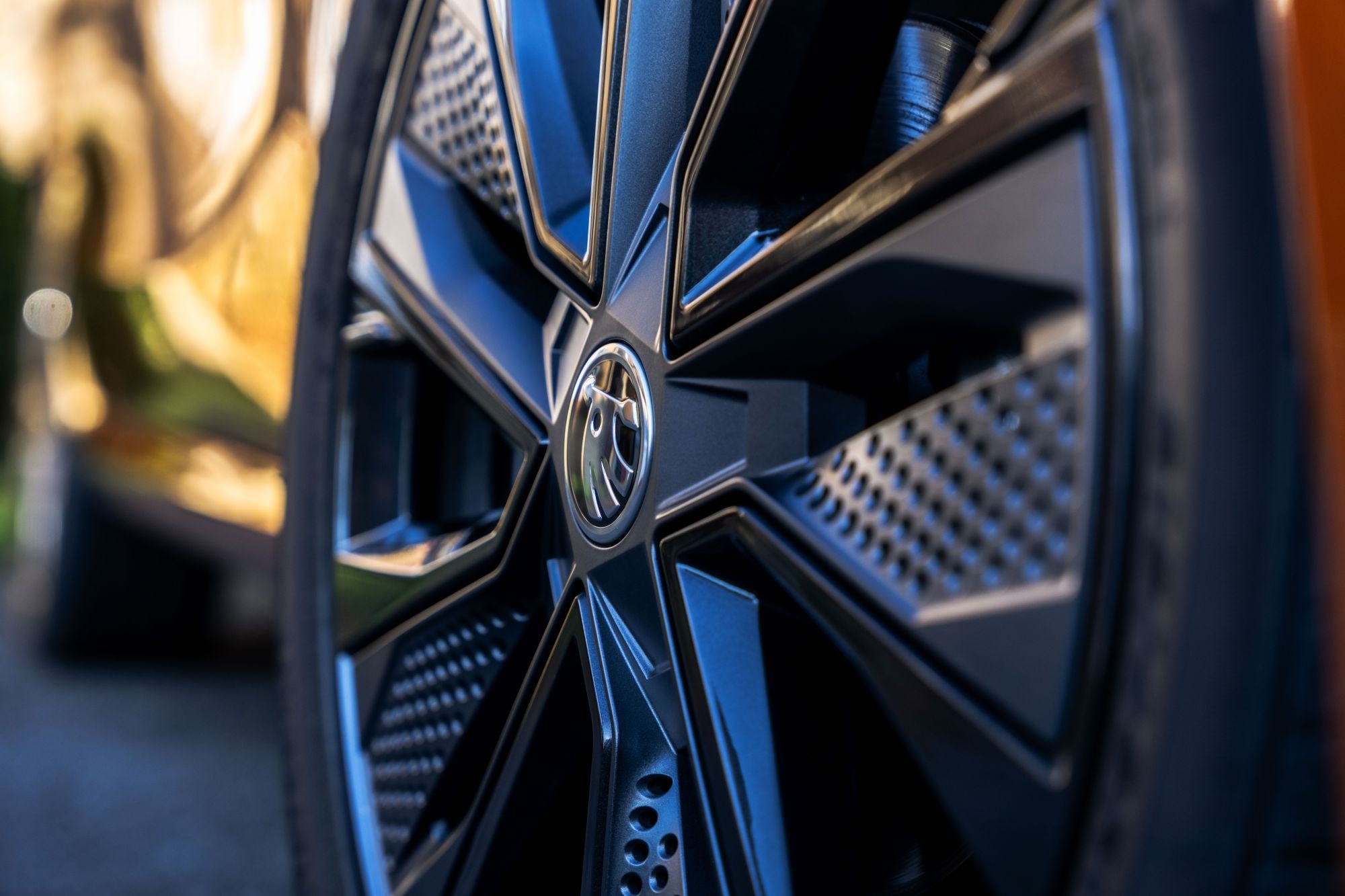 Cerca del neumático del Skoda Fabia, mostrando el diseño de llantas.