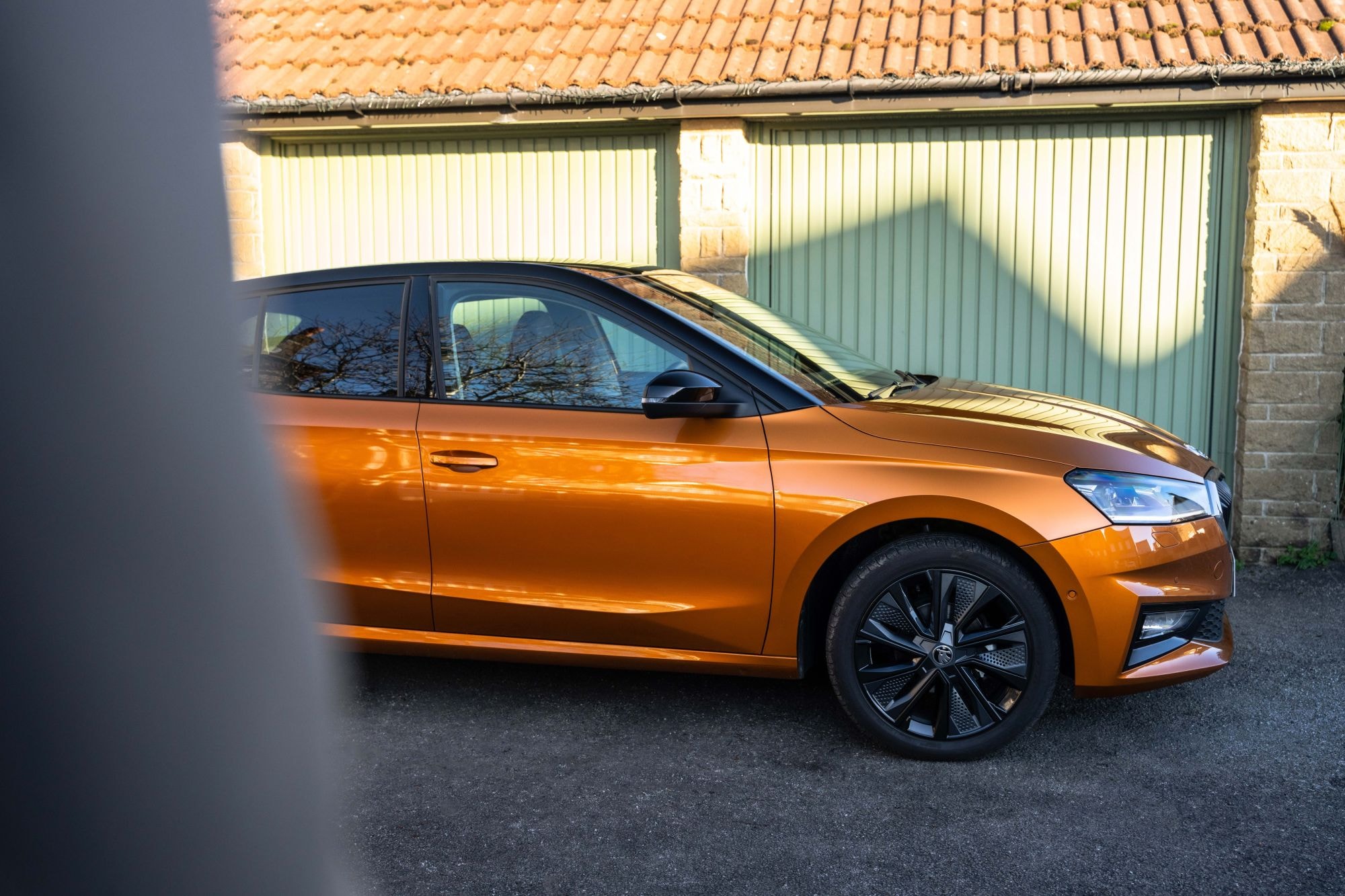 Vista lateral del Skoda Fabia, destacando su color y formas.