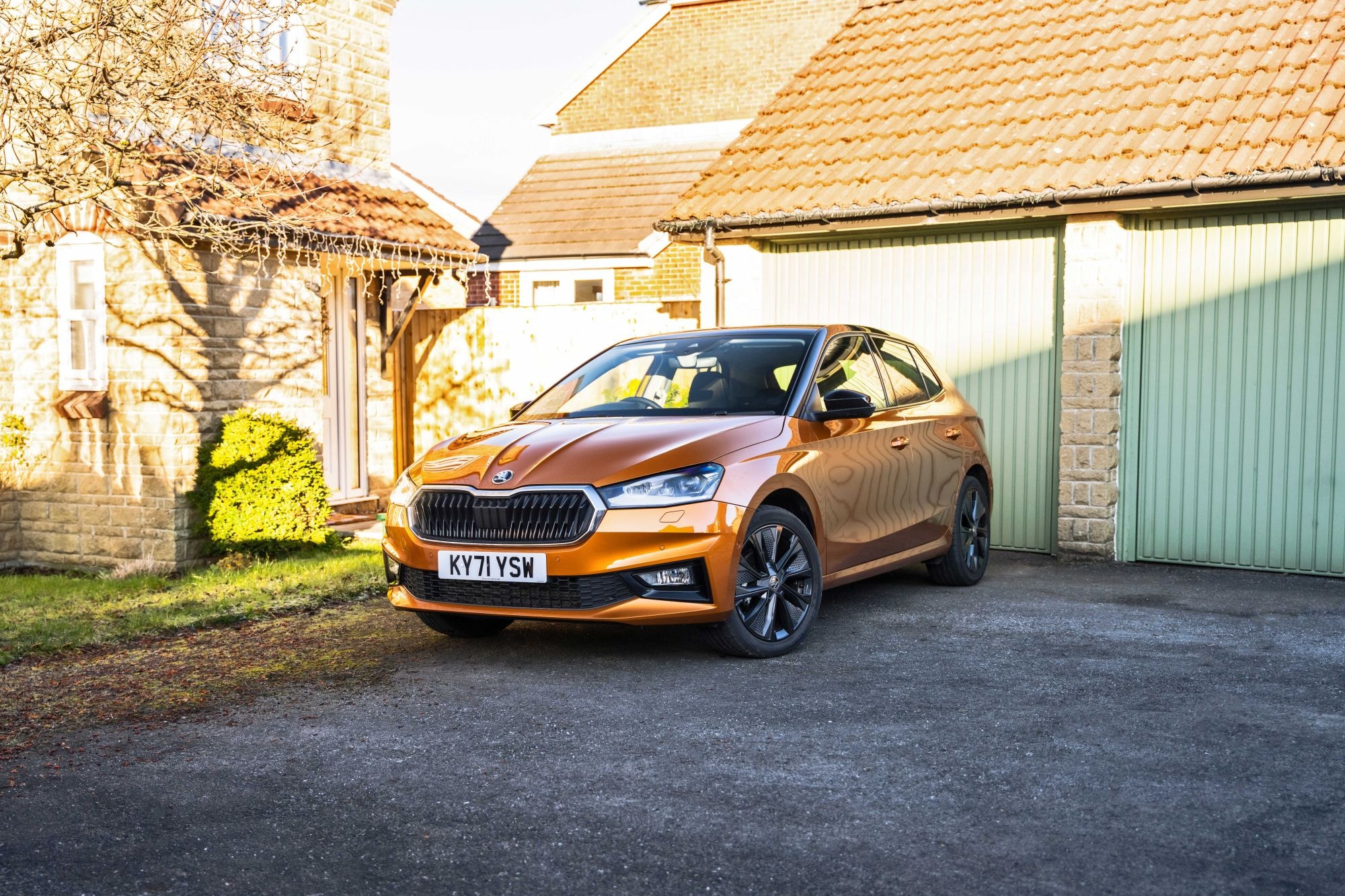 Frontal del Skoda Fabia, realzando su parrilla y luces.