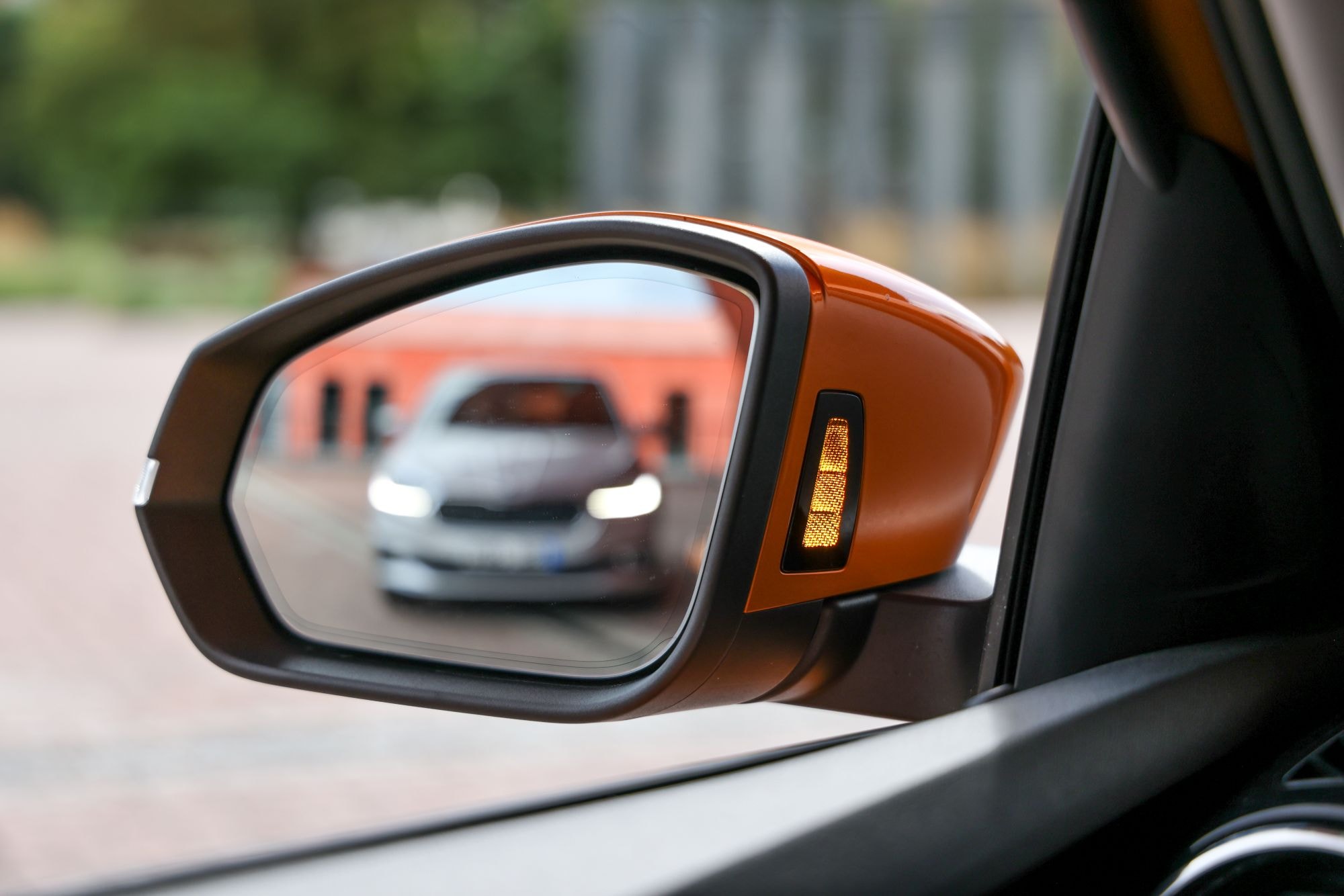 Vista trasera del Skoda Fabia, destacando su diseño moderno y deportivo.